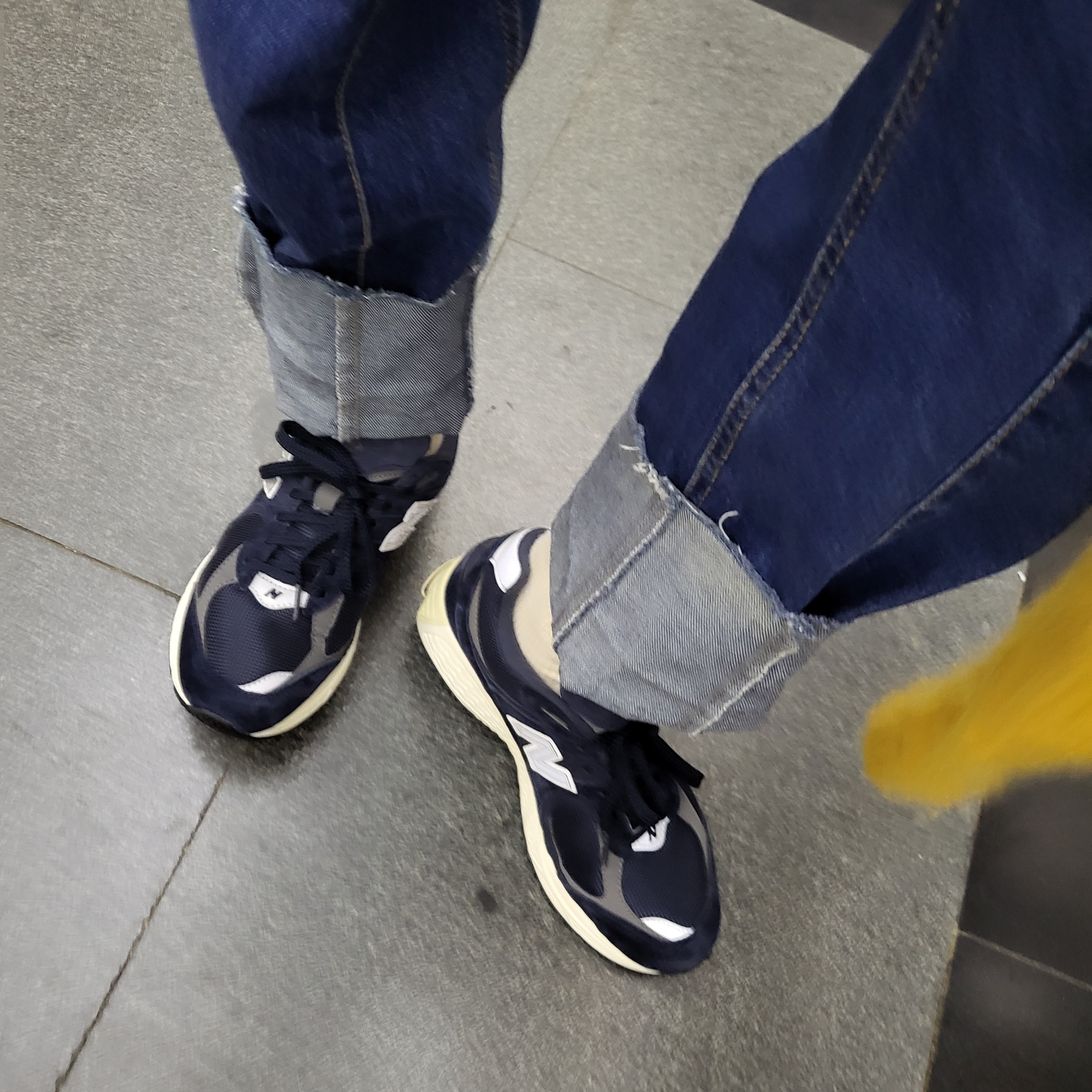 New Balance 2002R Eclipse Castlerock 착용 스타일 - 3