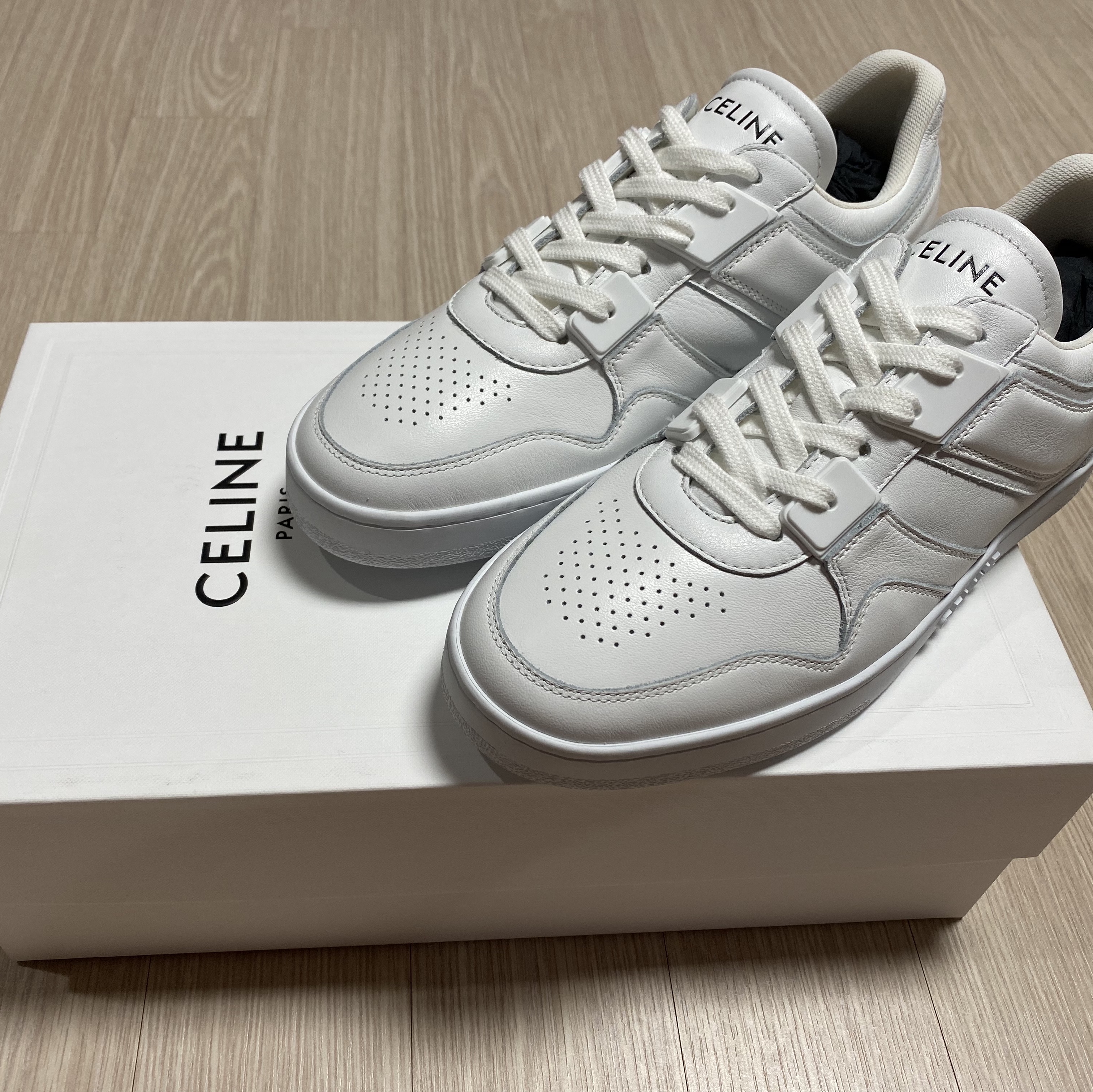 (W) Celine Trainer Low Lace Up Calfskin Sneakers Optic White 착용 스타일