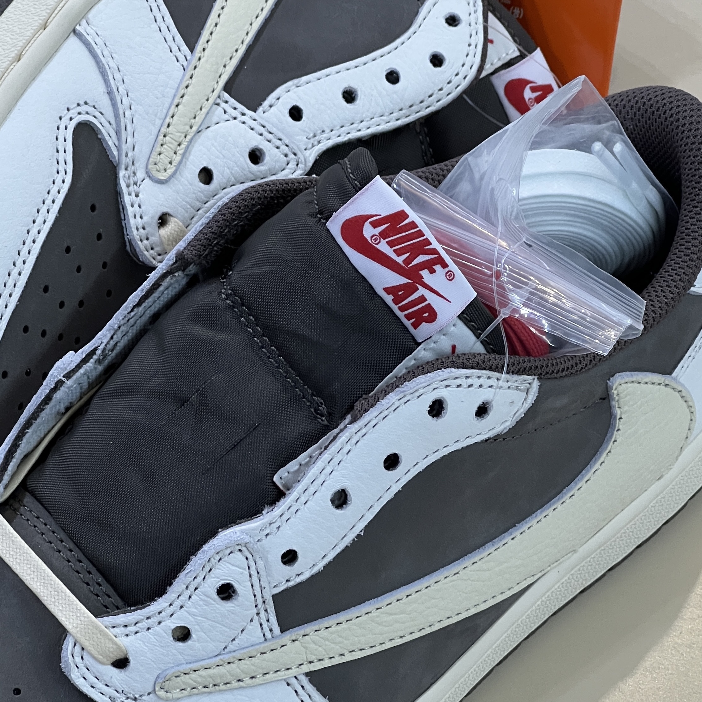 Jordan 1 x Travis Scott Retro Low OG SP Sail and Ridgerock 착용 스타일 - 3