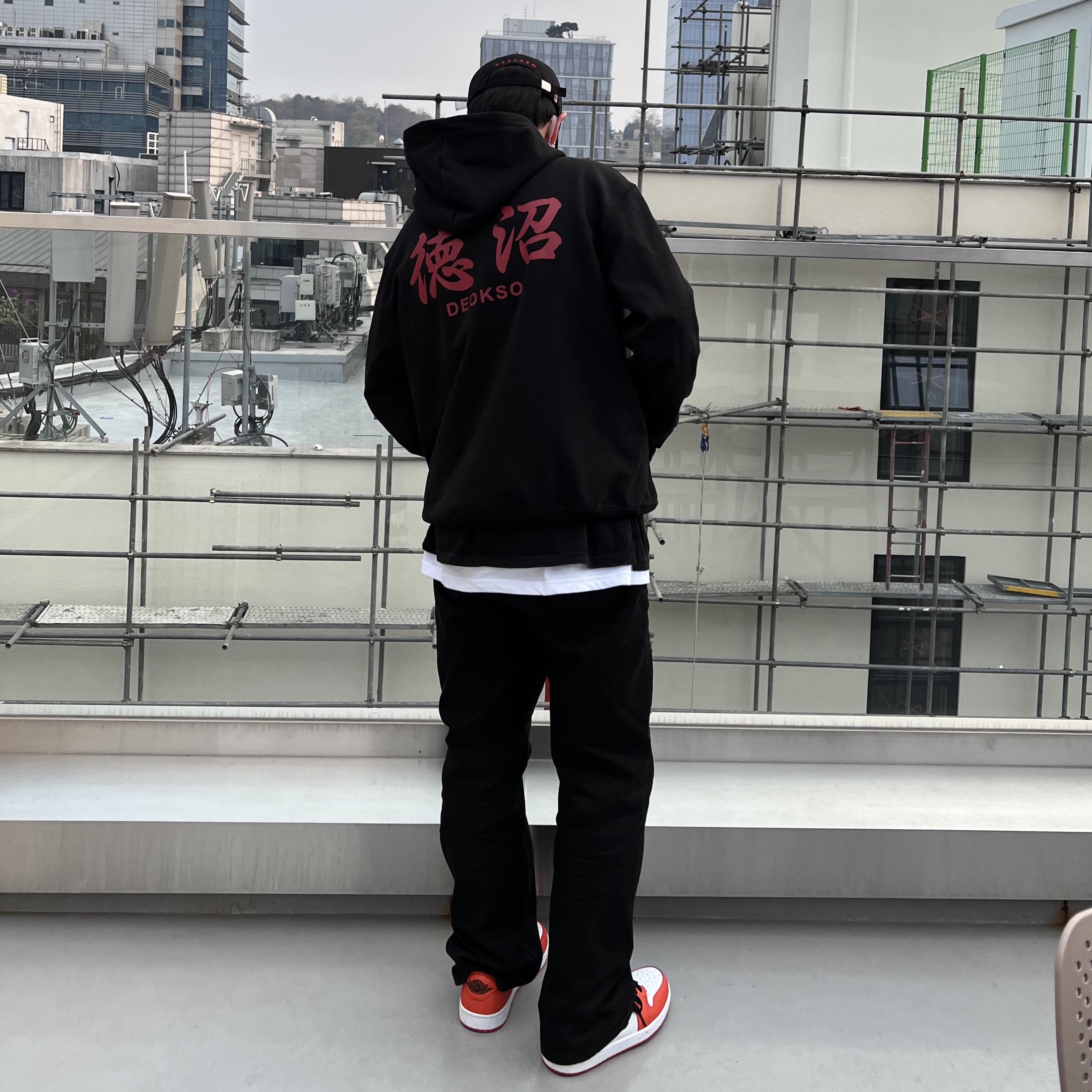 Darkr8m Studio Red Logo Cap, Darkr8m Studio x Libilly 031 Hoodie Black 착용 스타일 - 1
