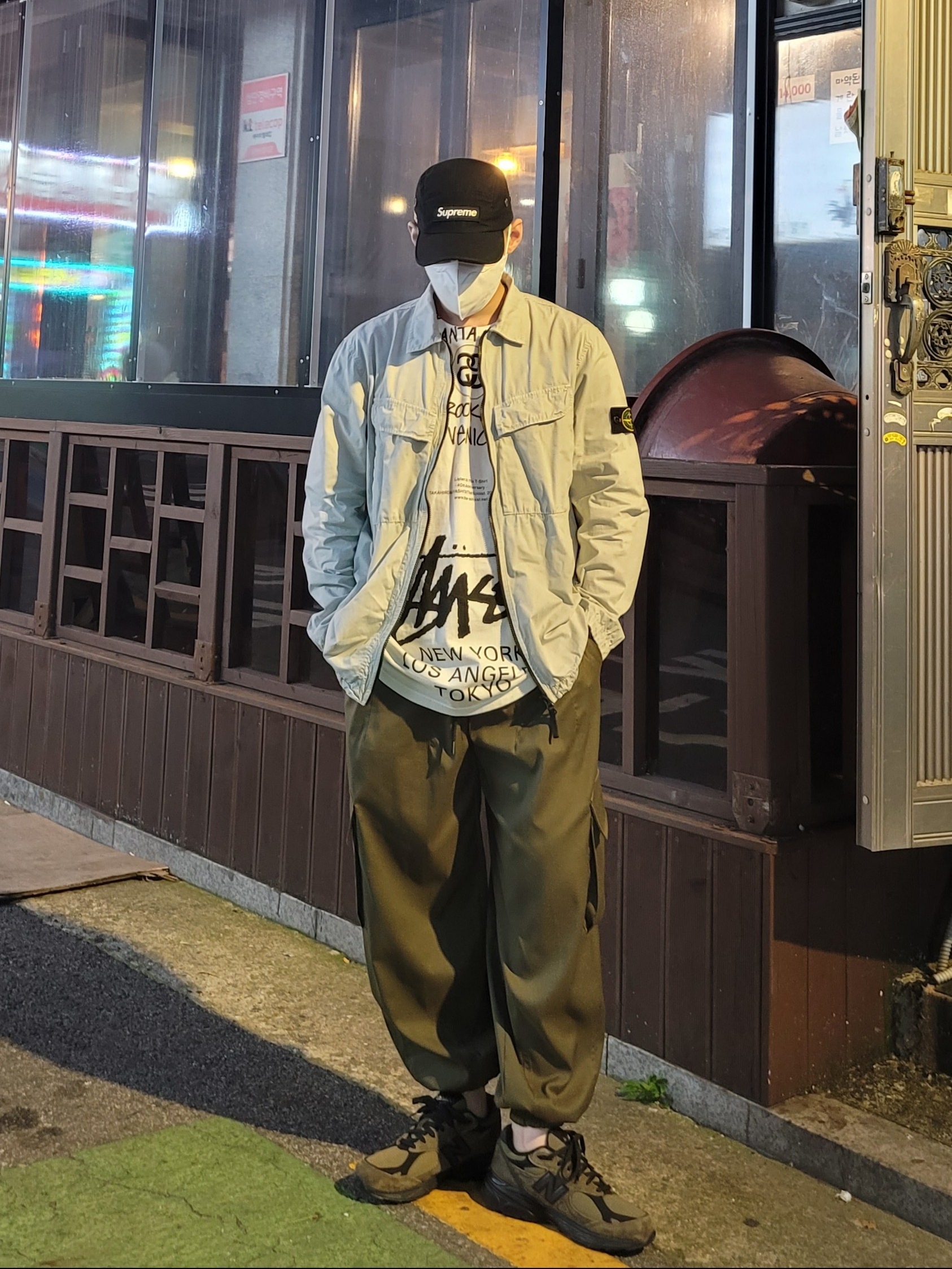 Supreme Military Camp Cap Black - 21SS, Stone Island 101WN Brushed Cotton Canvas T.CO+OLD Overshirt Light Grey - 22FW 착용 스타일 - 1