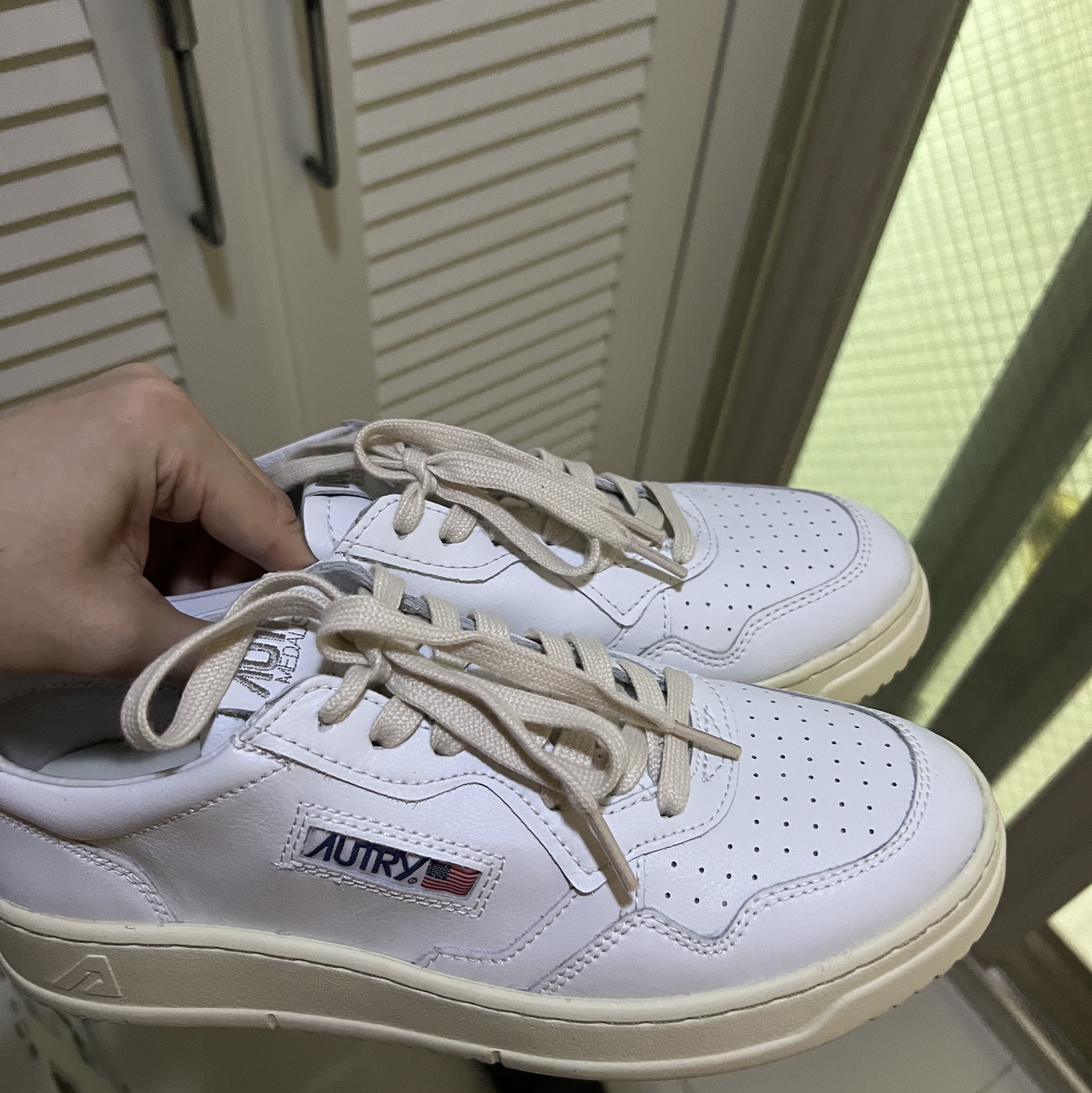 Autry Medalist Low Leather Sneakers White 착용 스타일