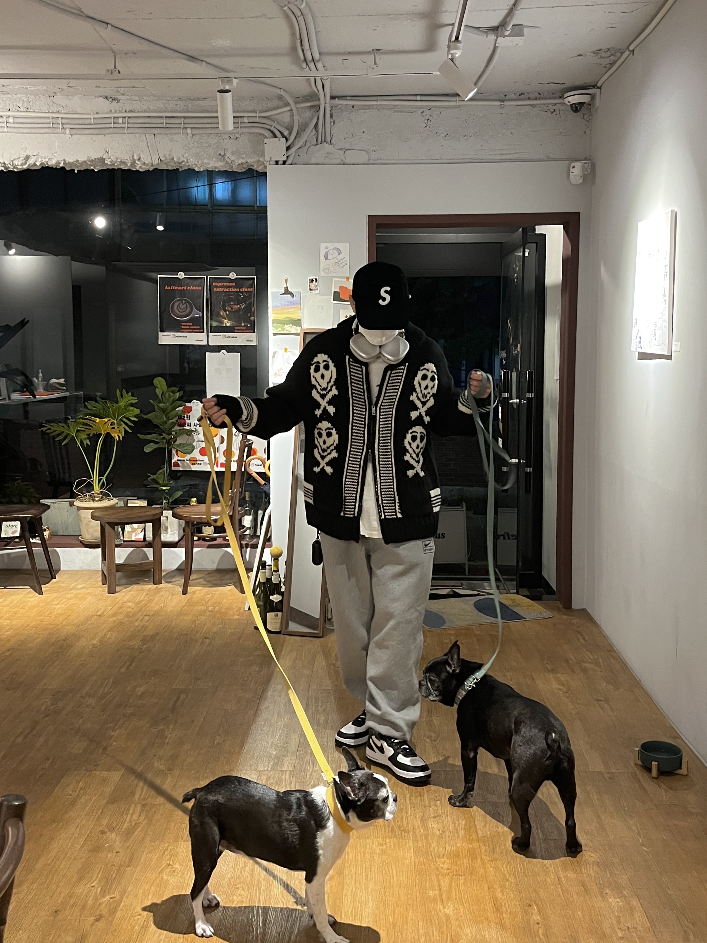 Nike x Stussy Air Force 1 '07 Mid SP Black and Light Bone, Nike x Stussy NRG RA Fleece Pants Dark Grey Heather (DJ9490-063) 착용 스타일 - 1