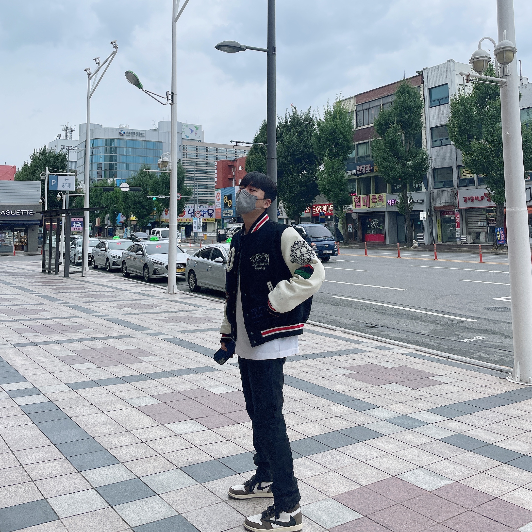 Stussy x Our Legacy x Denim Tears TTL Varsity Jacket Black, Jordan 1 x Travis Scott Retro High OG SP Mocha 착용 스타일 - 2