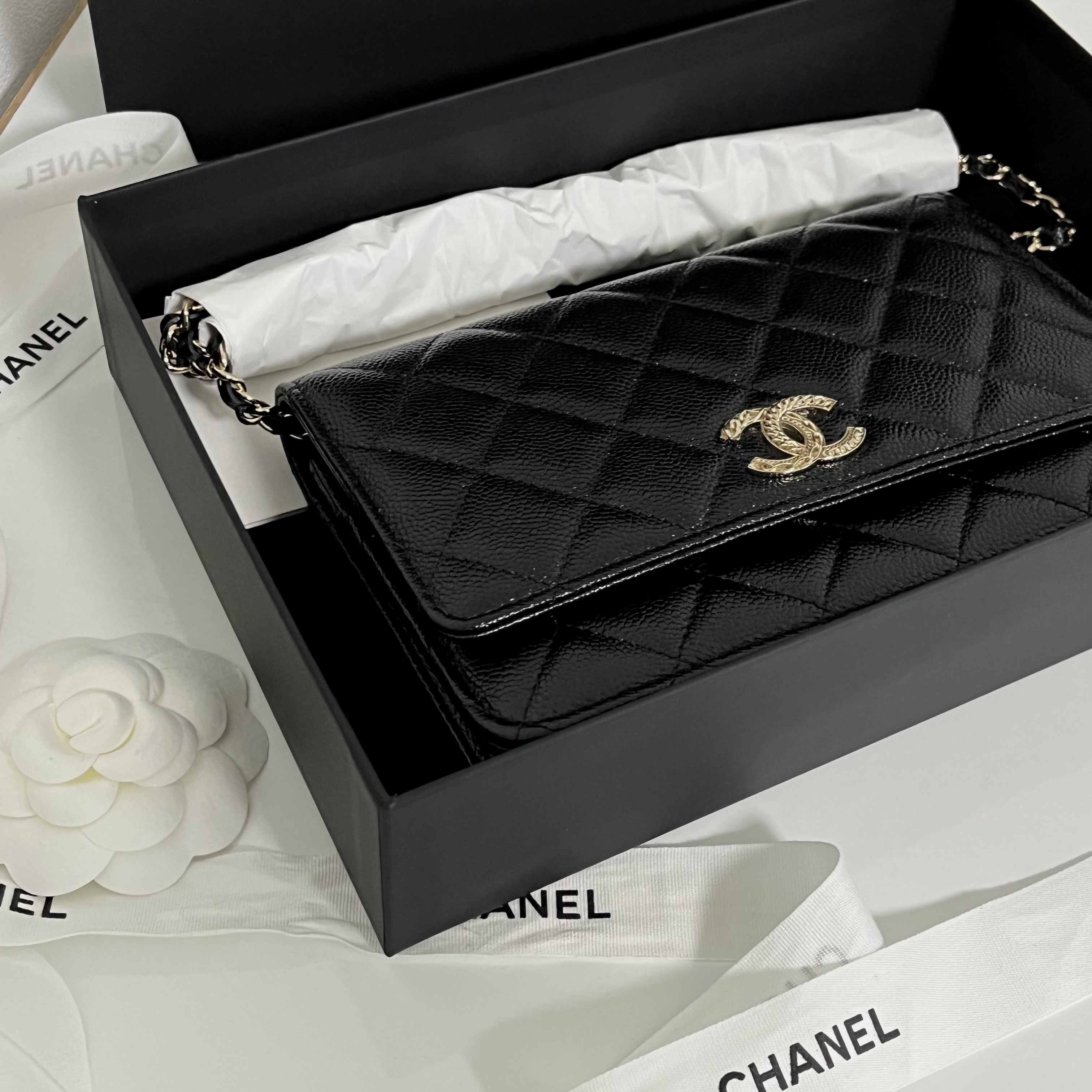 Chanel Wallet On Chain Grained Calfskin & Gold Black 착용 스타일 - 3