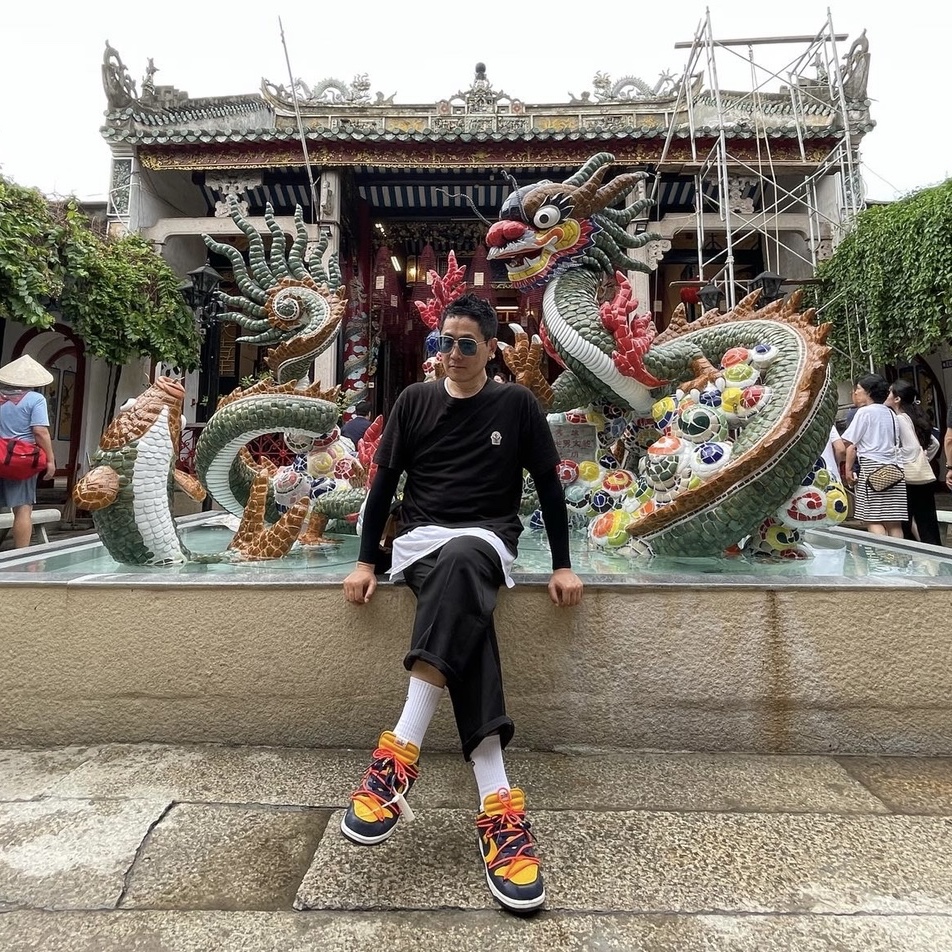 Moncler x Gentle monster Logo Patch T-Shirt Black - 22SS, Nike x Off-White Dunk Low University Gold Midnight Navy 착용 스타일 - 1