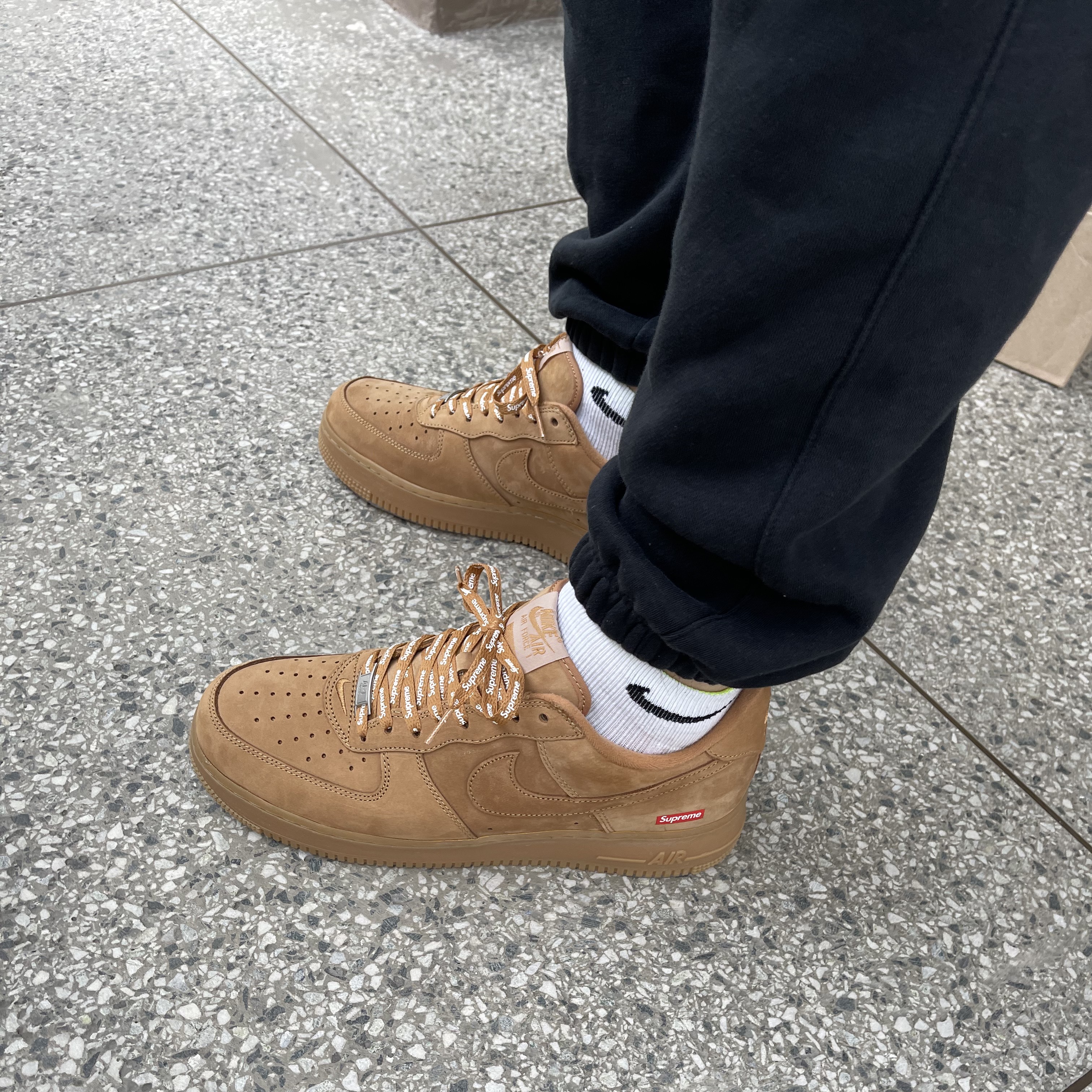 Nike x Supreme Air Force 1 Low Flax 착용 스타일 - 2