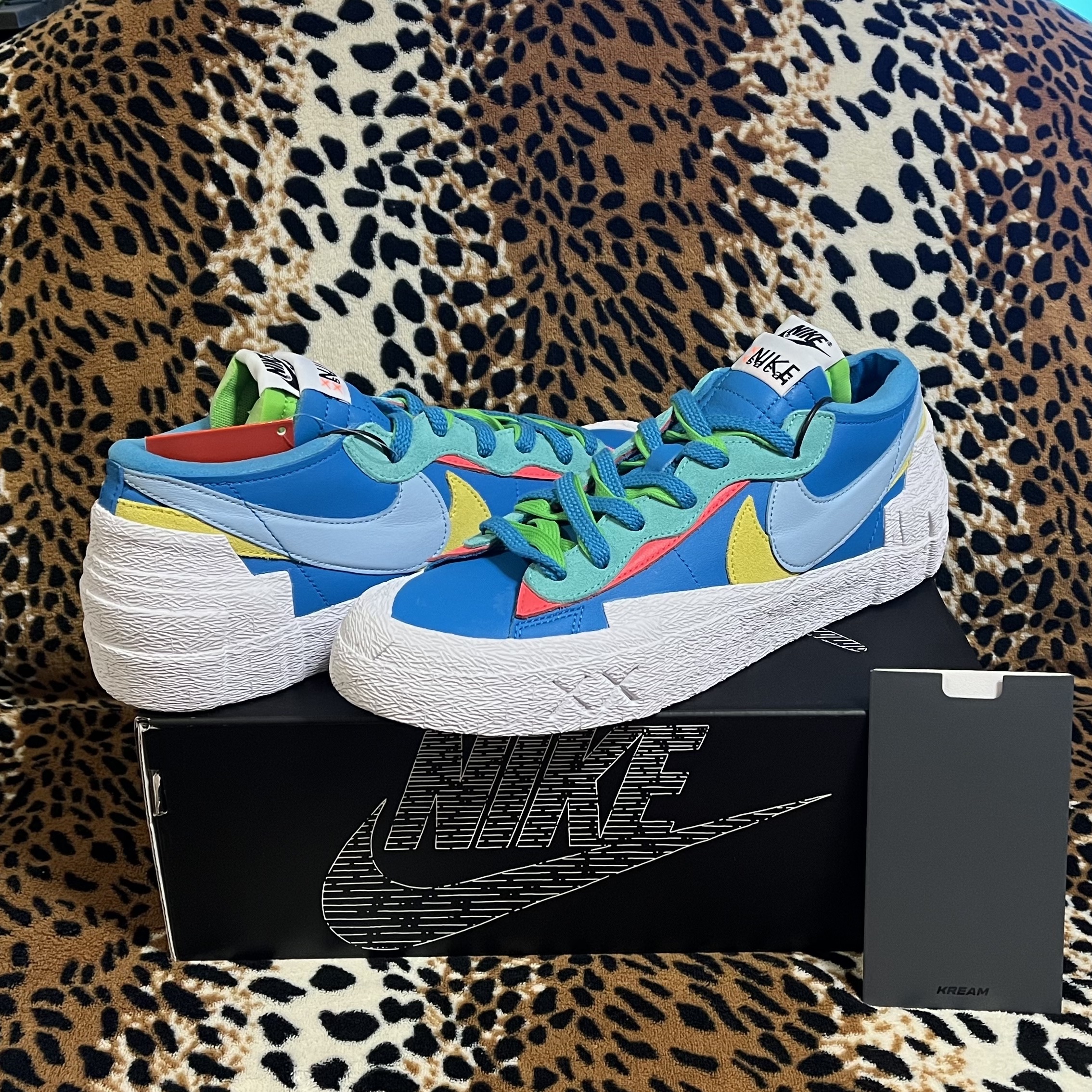Nike x Sacai x Kaws Blazer Low Neptune Blue, Dior Shoulder Strap Pouch Beige & Black Dior Oblique Jacquard 착용 스타일 - 2