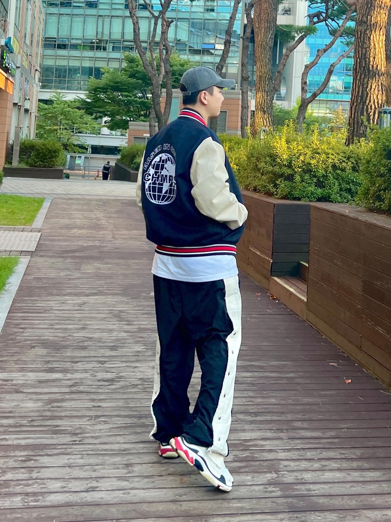Balenciaga Triple S White Black Red 2019 착용 스타일 - 2