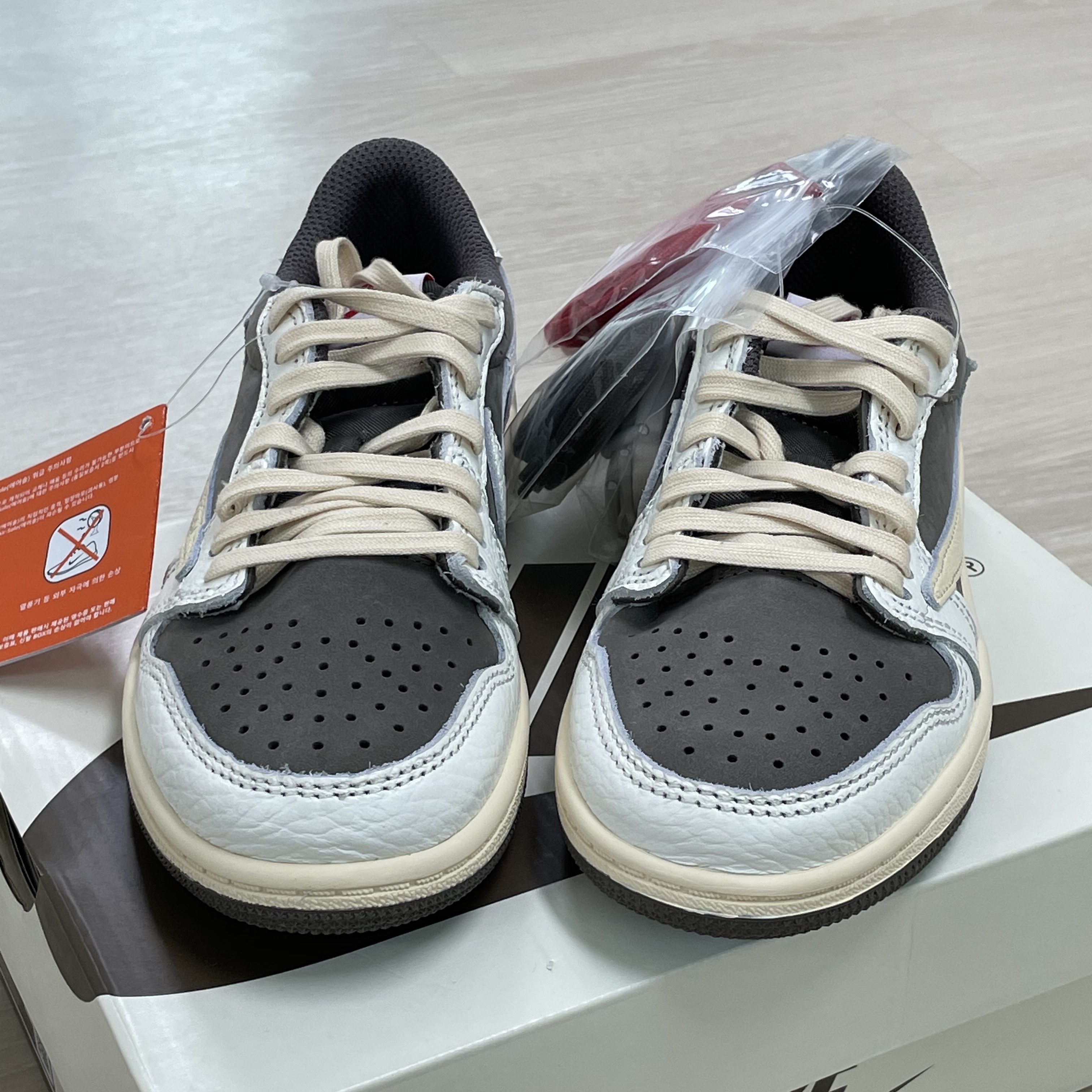 (PS) Jordan 1 x Travis Scott Retro Low OG SP Sail and Ridgerock 착용 스타일 - 2