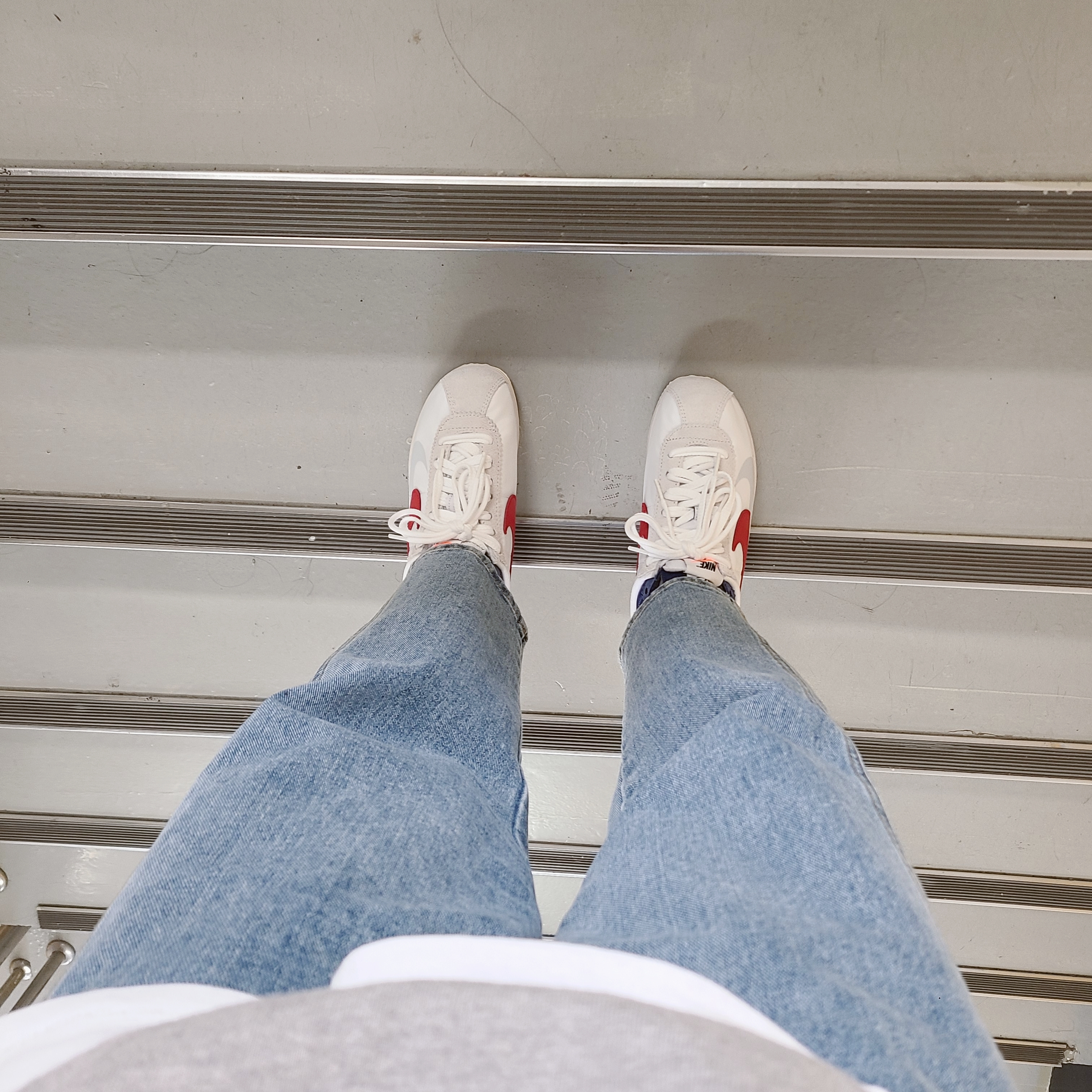 Nike x Sacai Zoom Cortez SP White and University Red 착용 스타일