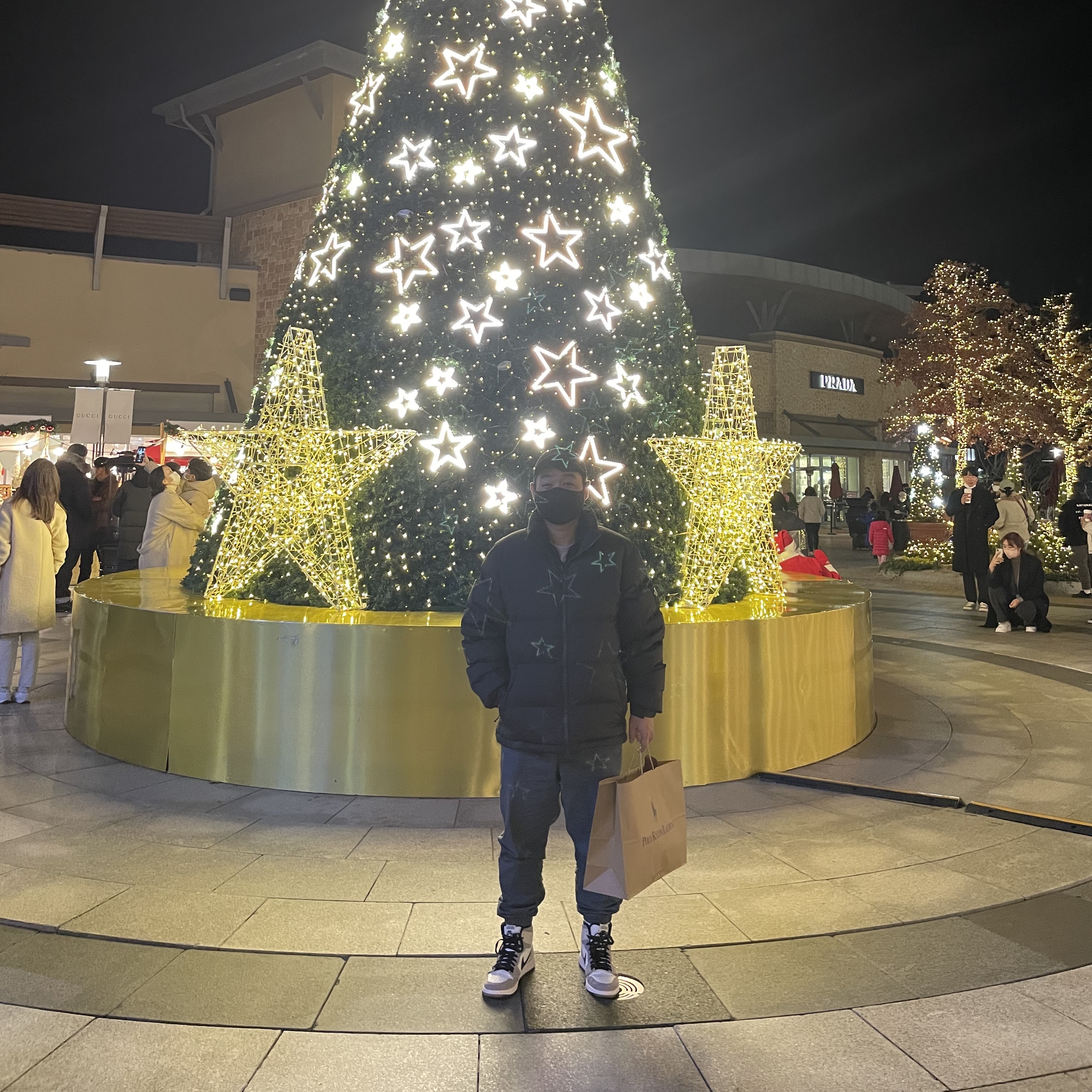 The North Face 1992 Nuptse Jacket Charcoal, Jordan 1 Element Gore-Tex Sail 착용 스타일