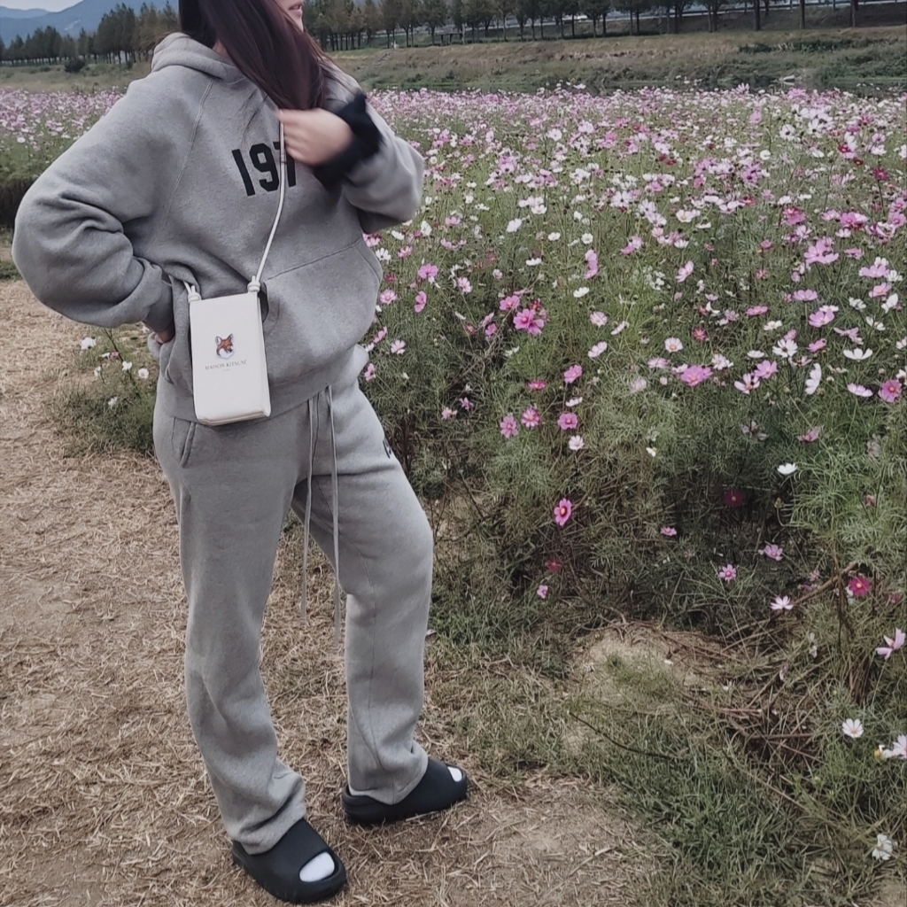 Essentials 1977 Hoodie Dark Oatmeal - 22SS, Essentials 1977 Relaxed Sweatpants Dark Oatmeal - 22SS 착용 스타일 - 1