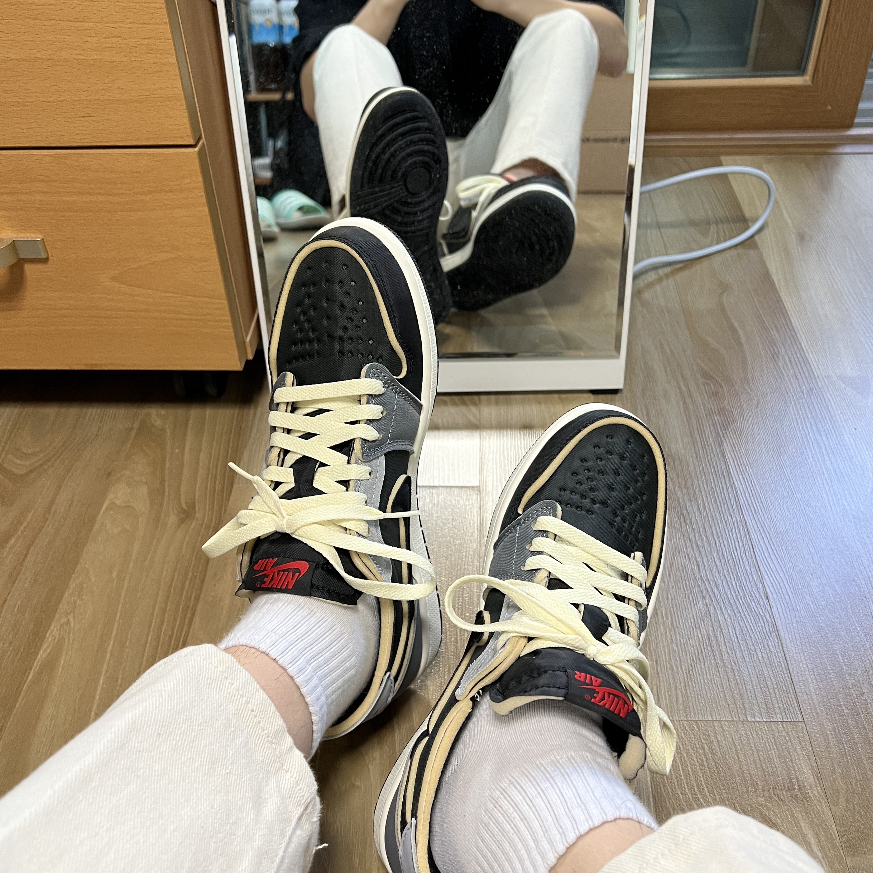 Jordan 1 Retro Low OG EX Black and Smoke Grey 착용 스타일 - 1