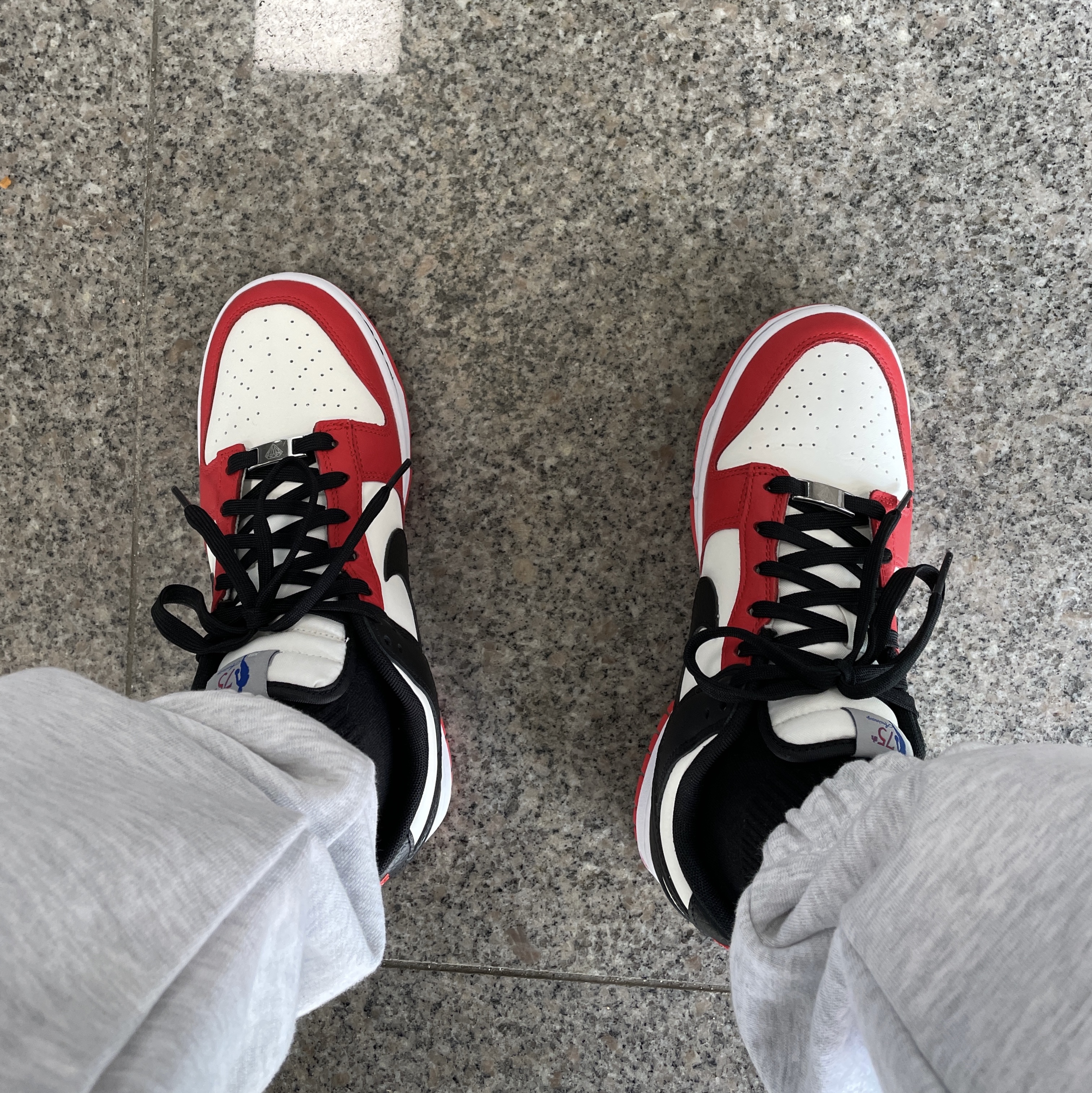 Nike x NBA Dunk Low Retro EMB Black and Chile Red 착용 스타일 - 2