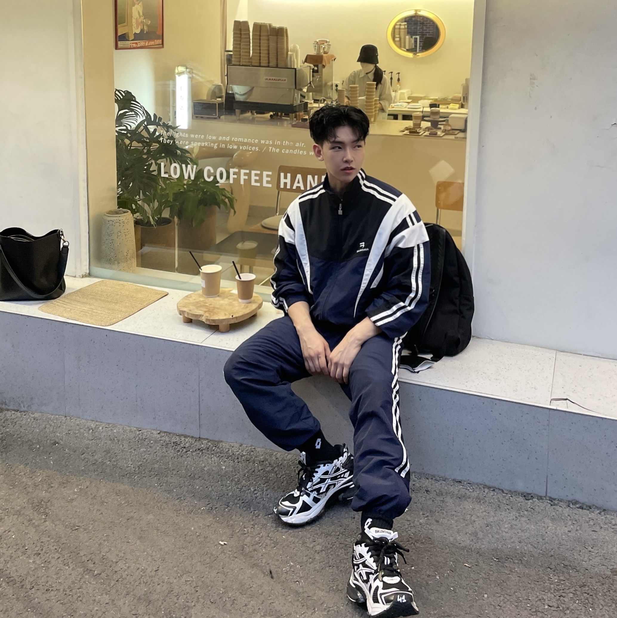Balenciaga Runner Sneakers Black White 착용 스타일 - 1