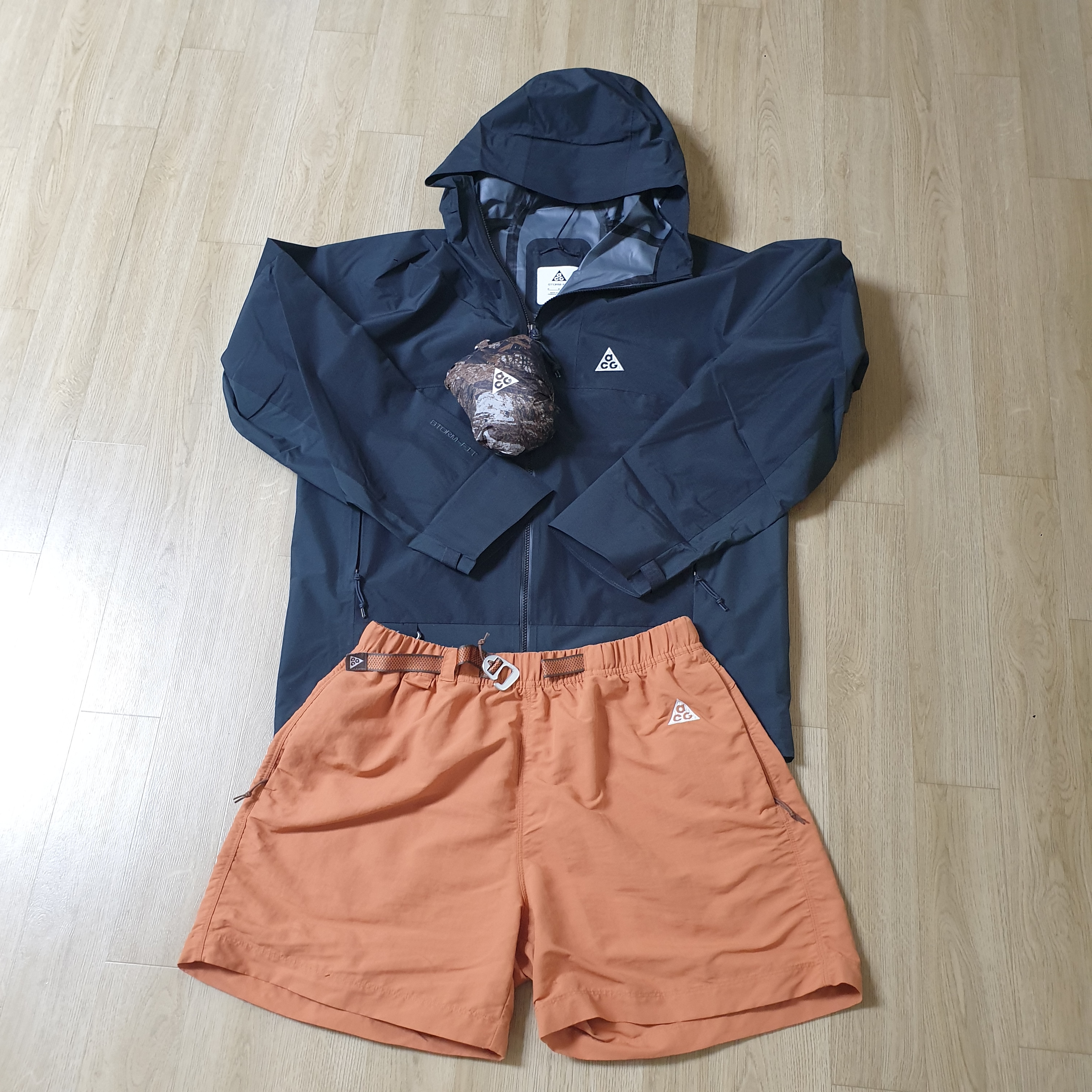 Nike ACG Storm-Fit ADV Cascade Rains Full Zip Shell Jacket Off Noir - Asia, Nike NRG ACG Trail Shorts Rust Oxide - Asia 착용 스타일 - 1