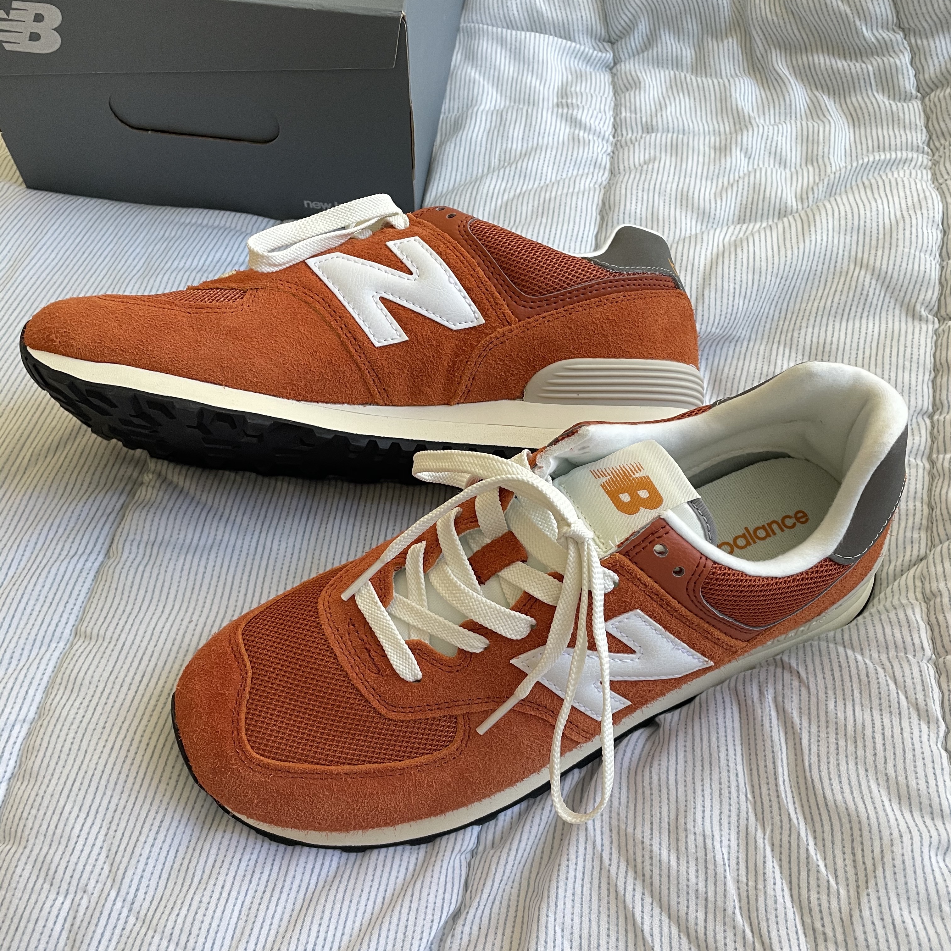 New Balance 574 Heritage Orange Burst White 착용 스타일