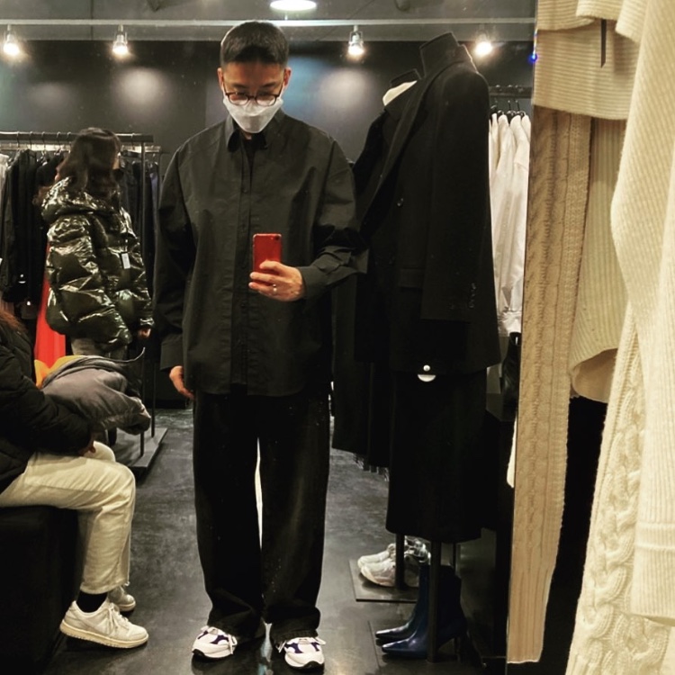 Zara x Ader Error Slit Jeans Black, New Balance 992 Made in USA White Navy 착용 스타일 - 1