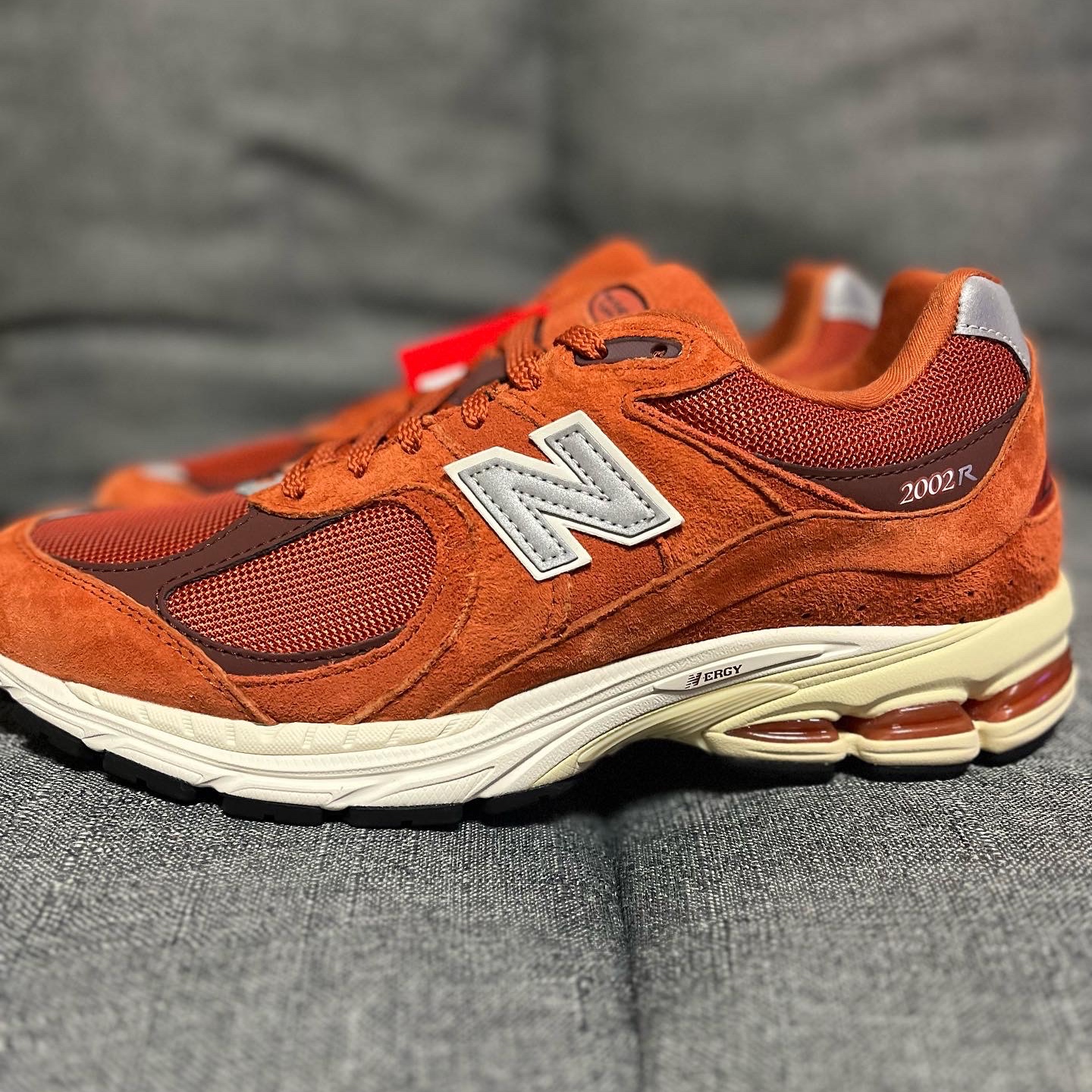 New Balance 2002R Rust Oxide 착용 스타일 - 1