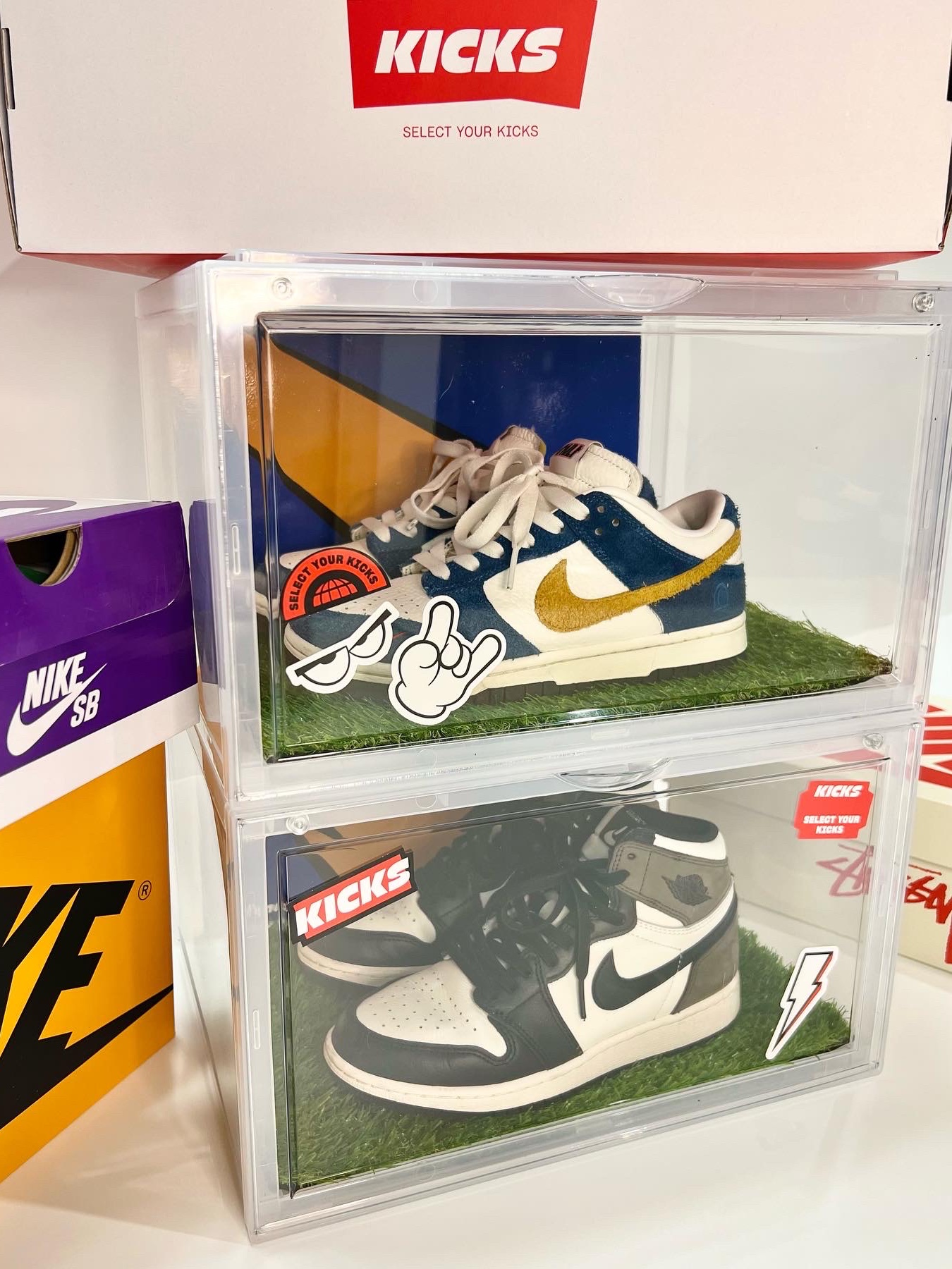 Nike x Kasina Dunk Low 80's Bus, Jordan 1 Retro High OG Black Mocha 착용 스타일 - 1