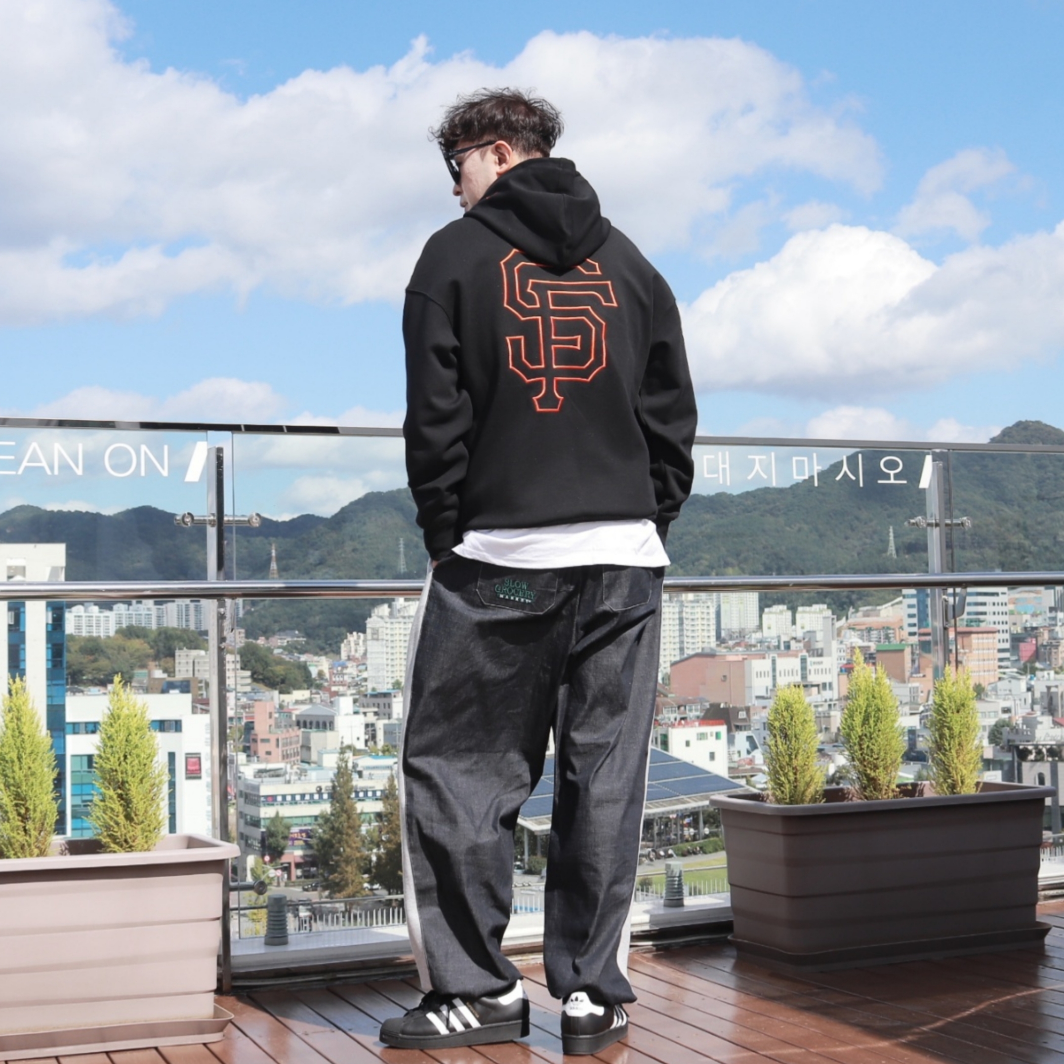 Adidas Superstar Core Black White 착용 스타일 - 3