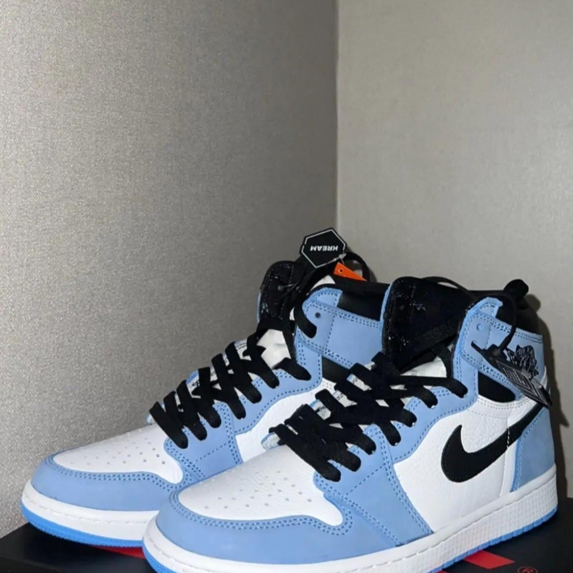 Jordan 1 Retro High OG University Blue 착용 스타일 - 1