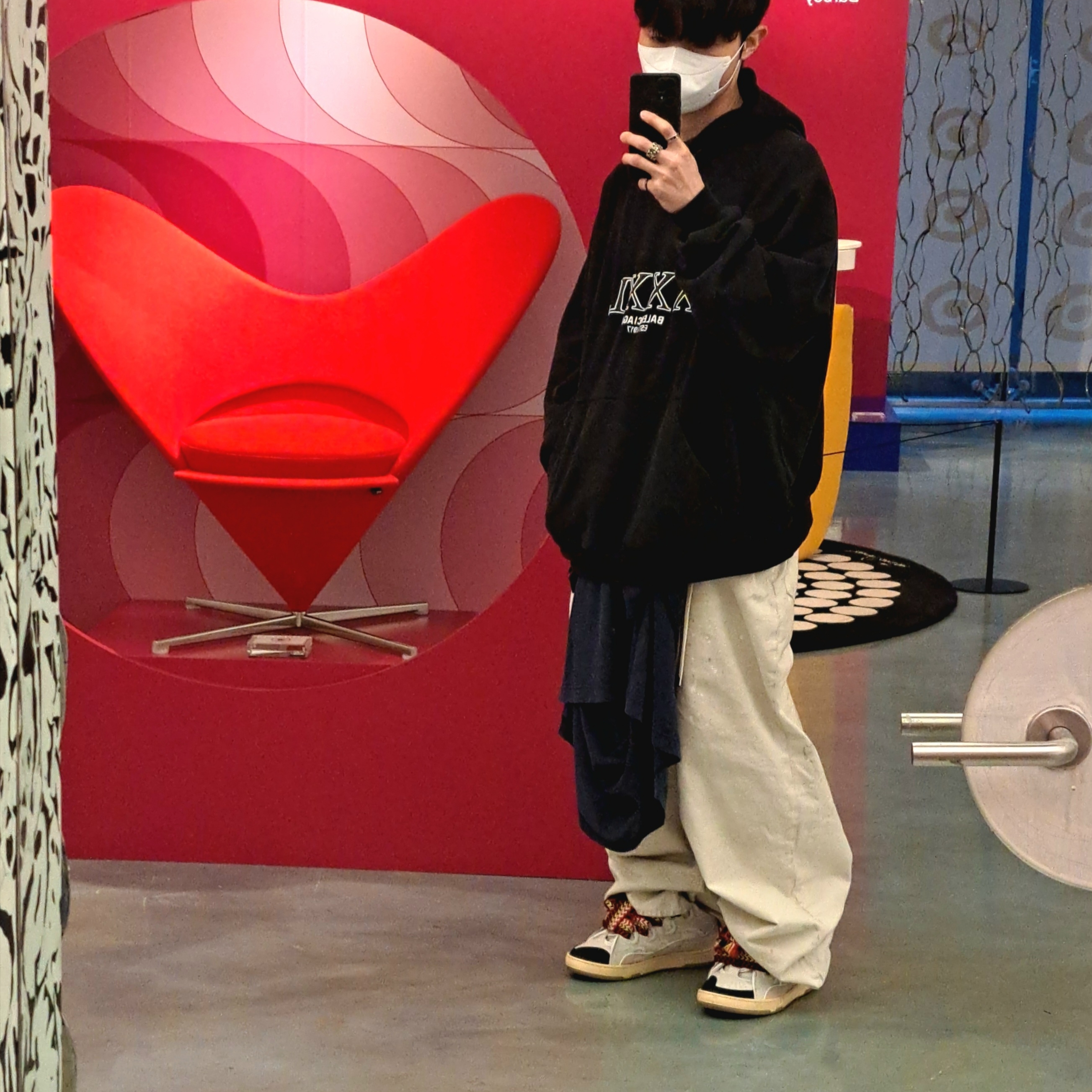 Balenciaga 3XL Hoodie Large Fit Black, Gallery Dept. x Lanvin Painted Leather Curb Sneakers Pink 착용 스타일