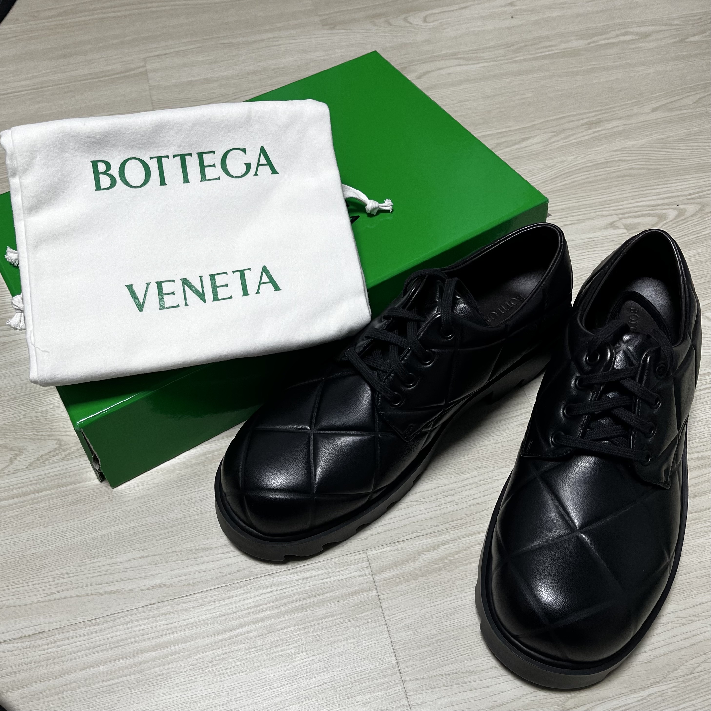Bottega Veneta Padded Leather Strut Grid Lace-Up Shoes Black 착용 스타일