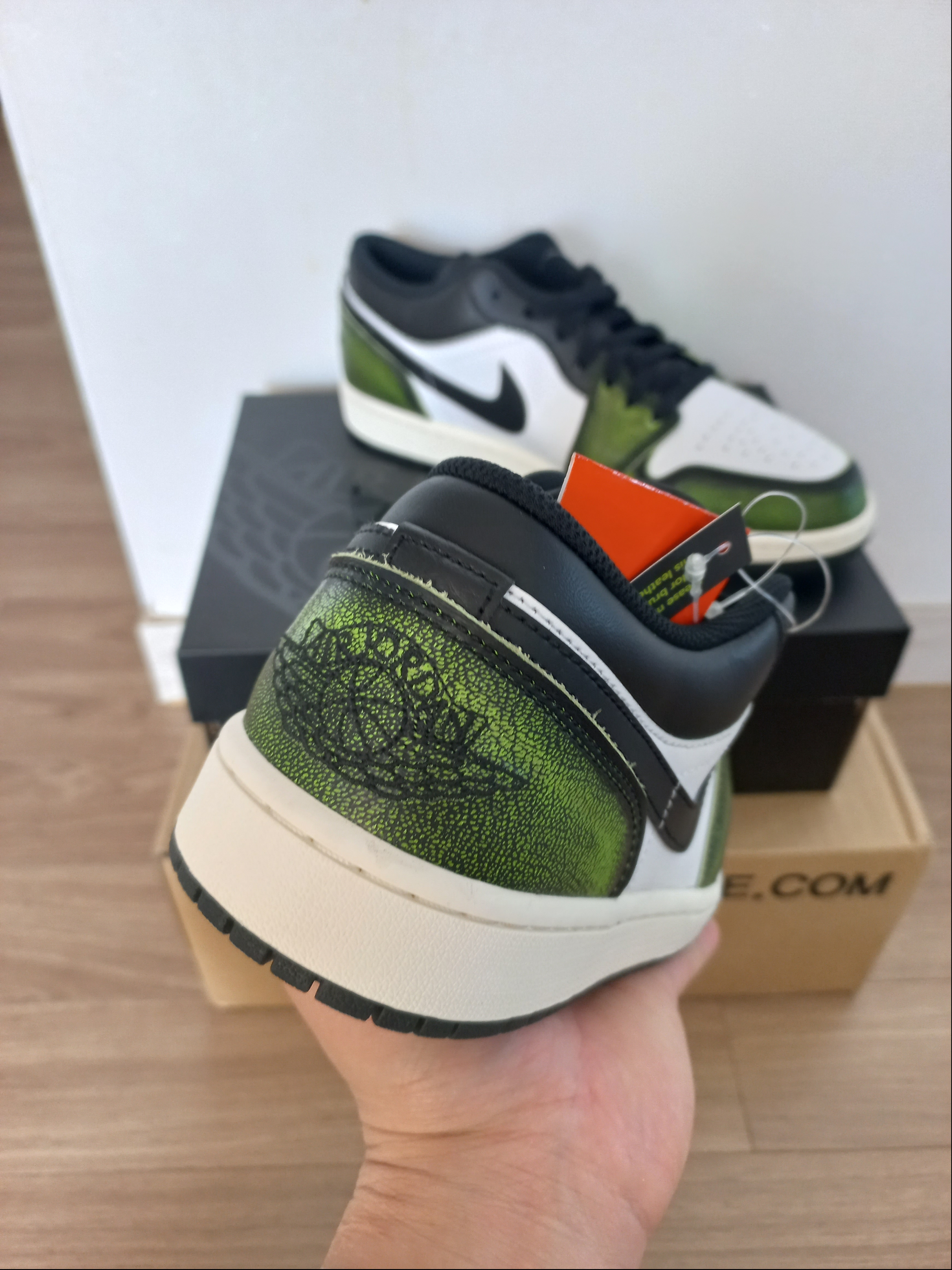 Jordan 1 Low SE Black Electric Green 착용 스타일 - 2