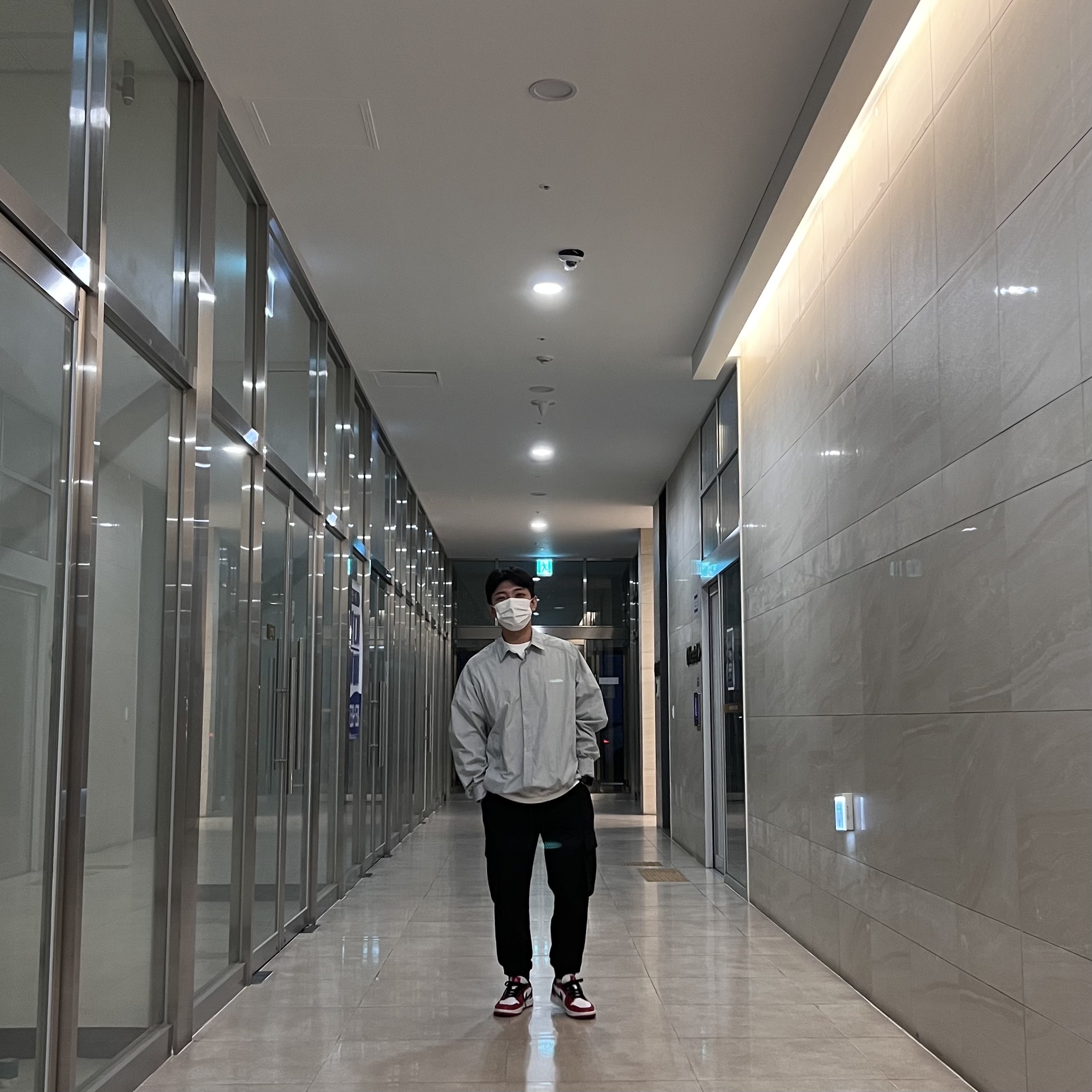 Juun.J Nylon Coach Shirt Sky Blue, Juun.J Wool Blended Cargo Jogger Pants Black - 22SS 착용 스타일