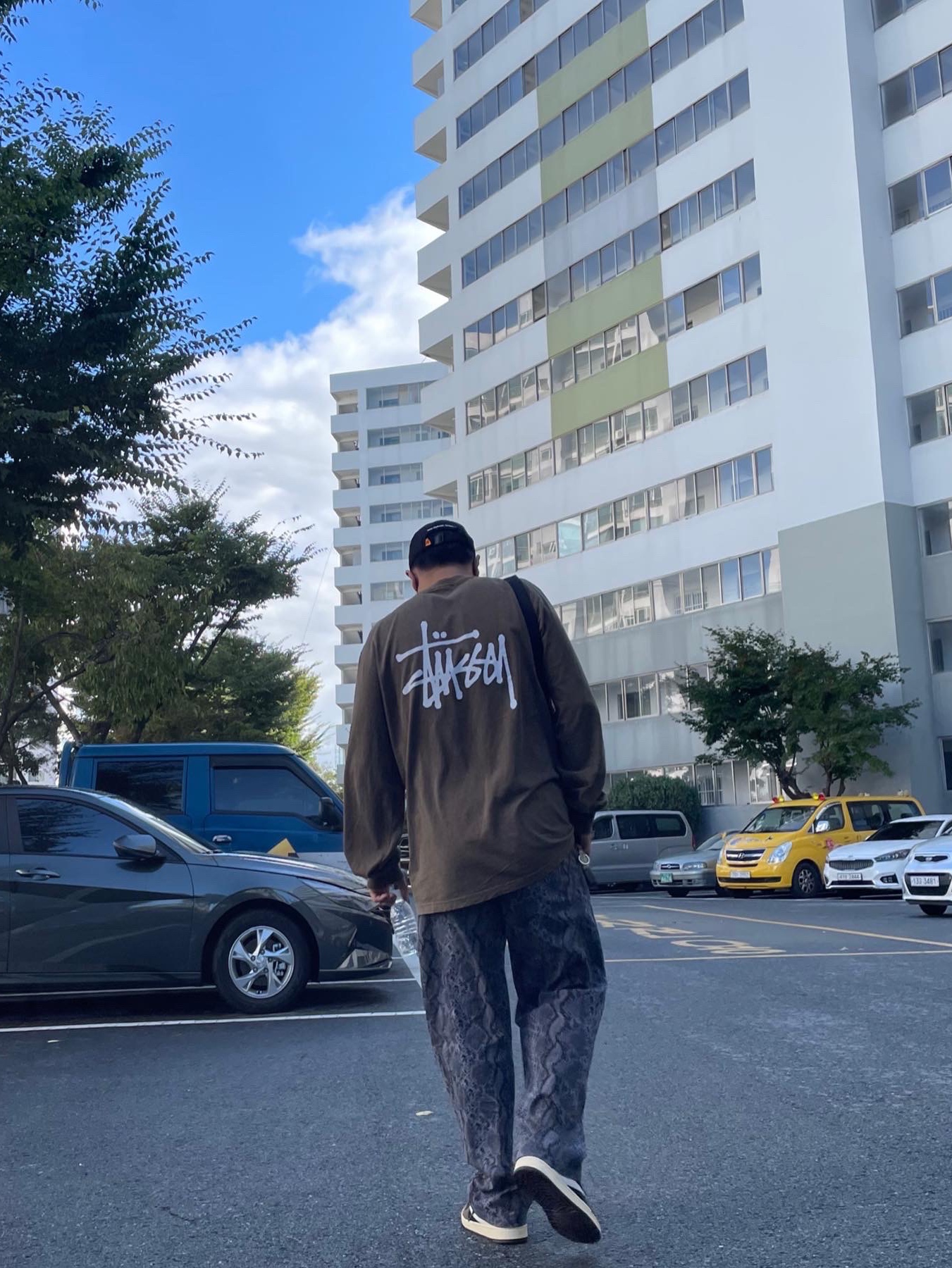 Jordan 1 x Travis Scott Retro Low OG SP Mocha, Stussy Basic Stussy Pigment Dyed LS T-Shirt Coffee 2022 착용 스타일 - 2