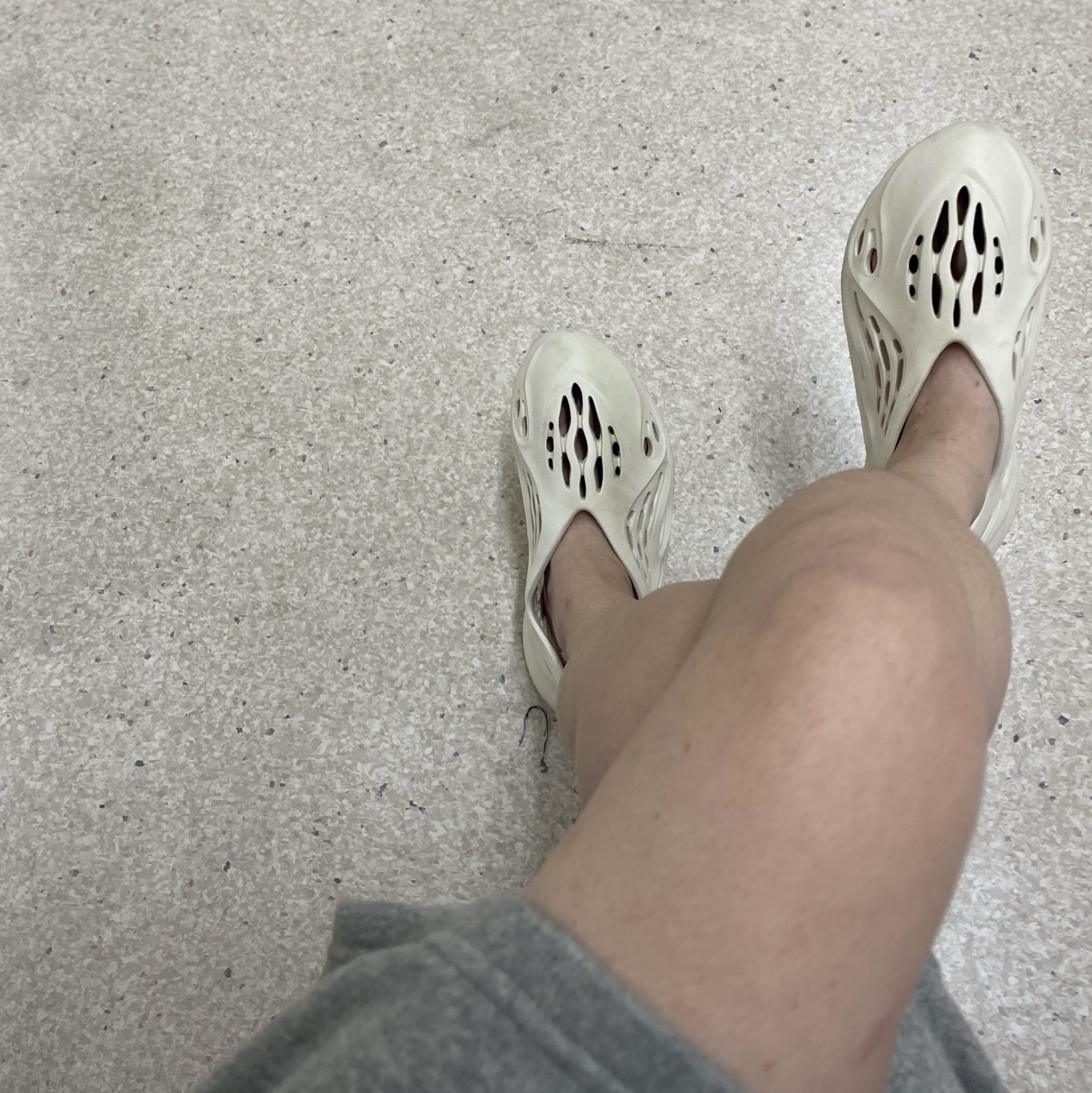 Adidas Yeezy Foam RNNR Sand 착용 스타일 - 1