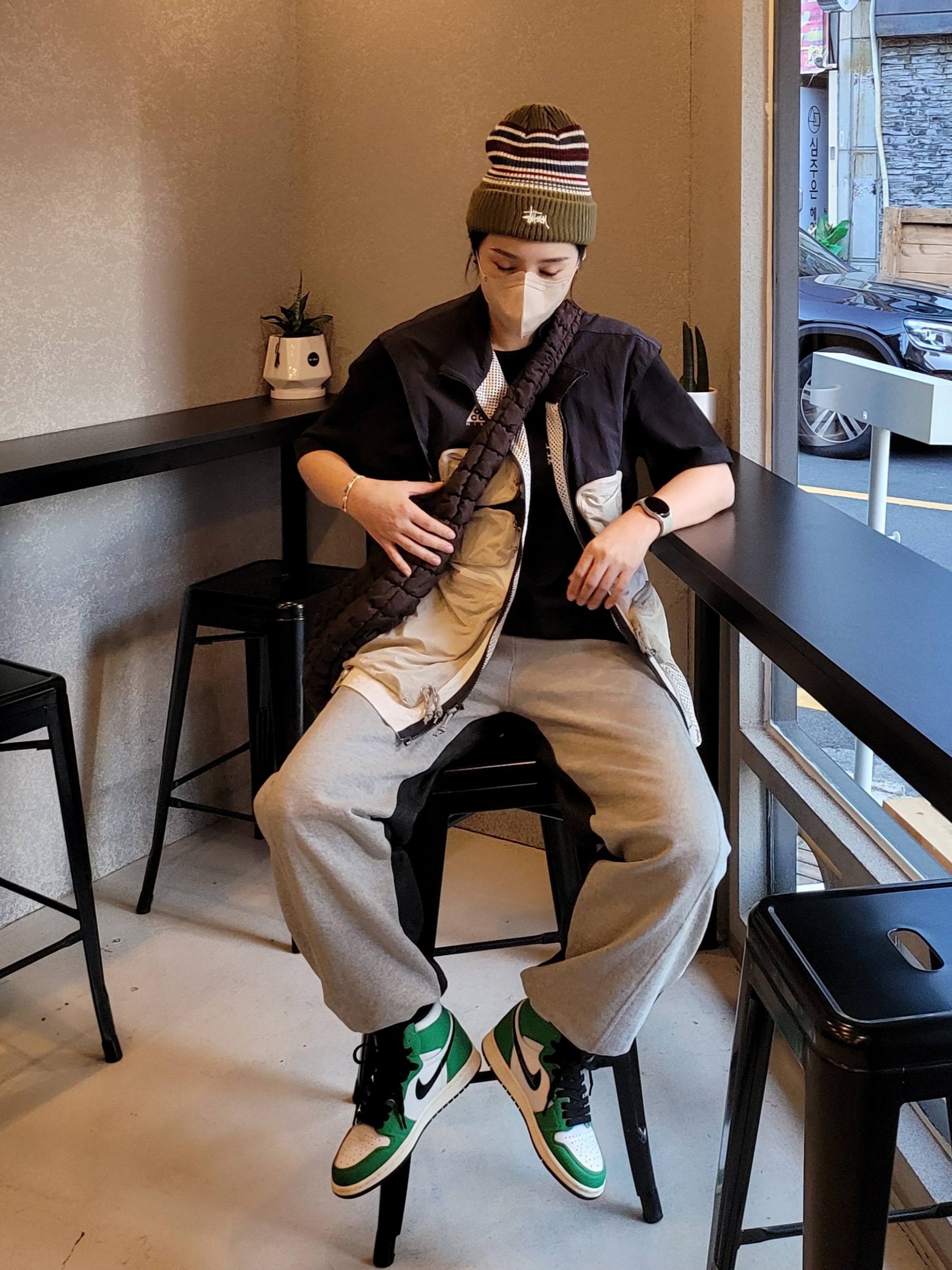 (W) Jordan 1 Retro High OG Lucky Green, COS Quilted Oversized Shoulder Bag Brown 착용 스타일 - 2