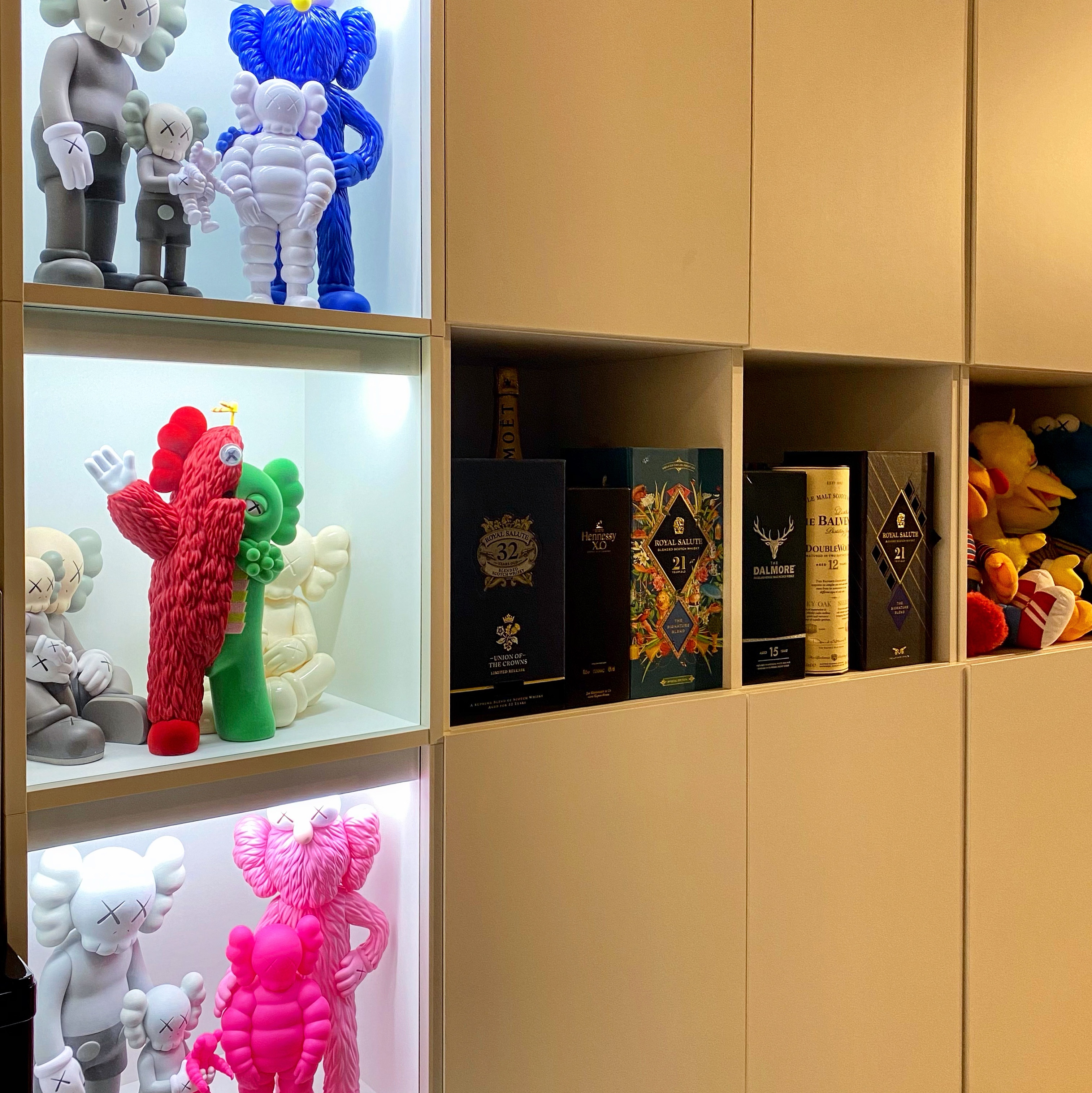 Kaws Family Vinyl Figure Brown Blue White, Kaws Family Vinyl Figure Grey Pink ์ฐฉ์ฉ ์คํ์ผ