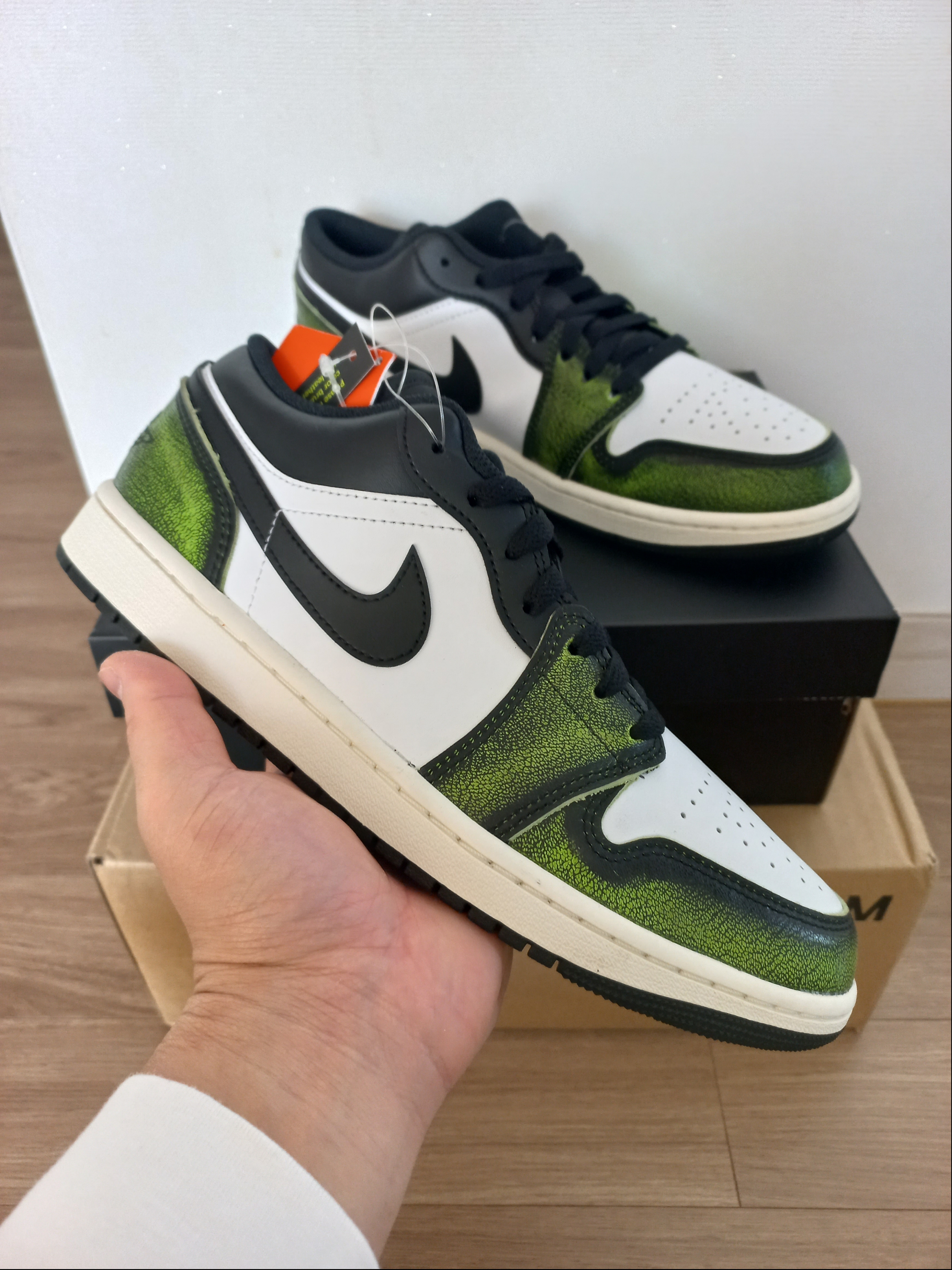 Jordan 1 Low SE Black Electric Green 착용 스타일 - 1