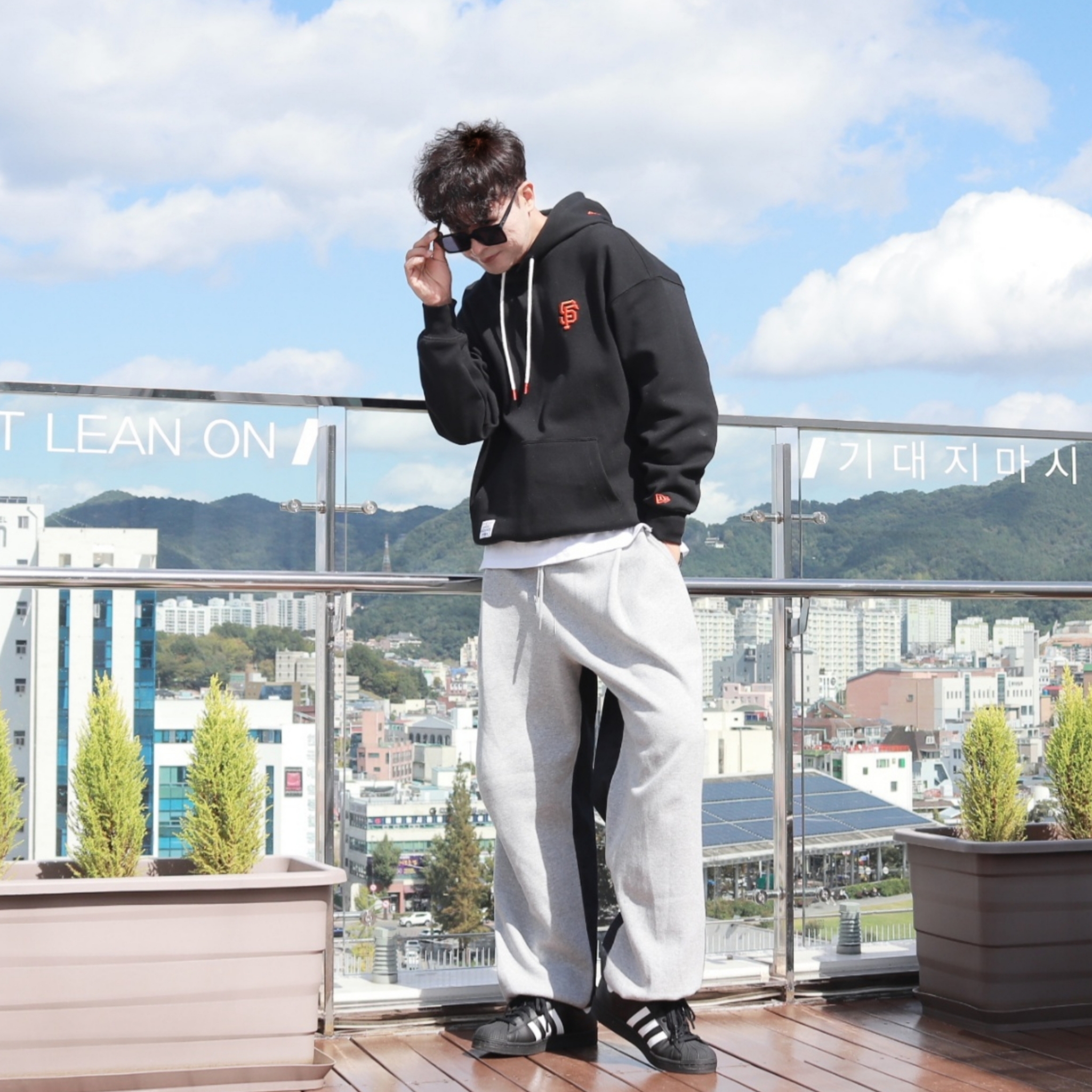 Adidas Superstar Core Black White 착용 스타일 - 2