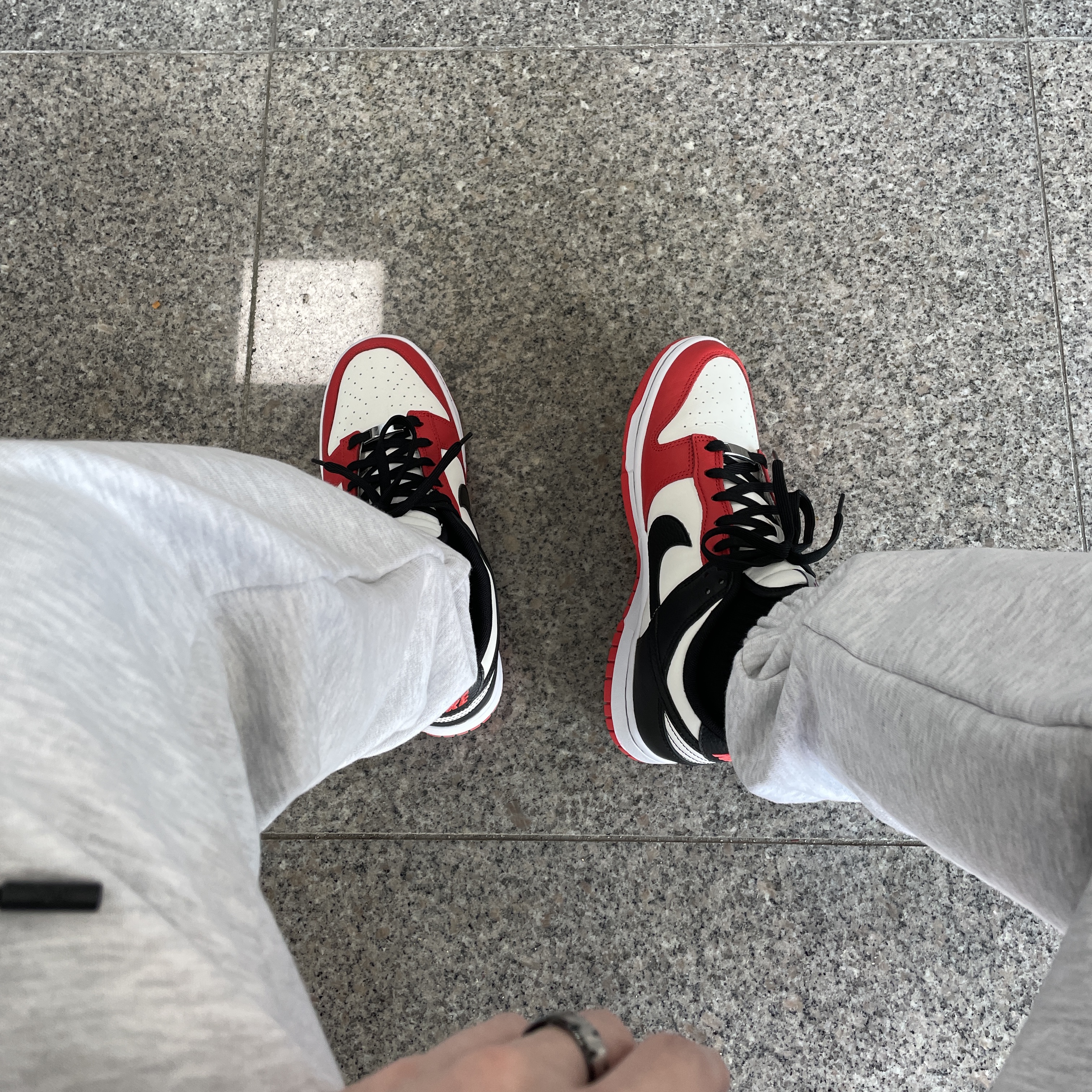 Nike x NBA Dunk Low Retro EMB Black and Chile Red 착용 스타일 - 1