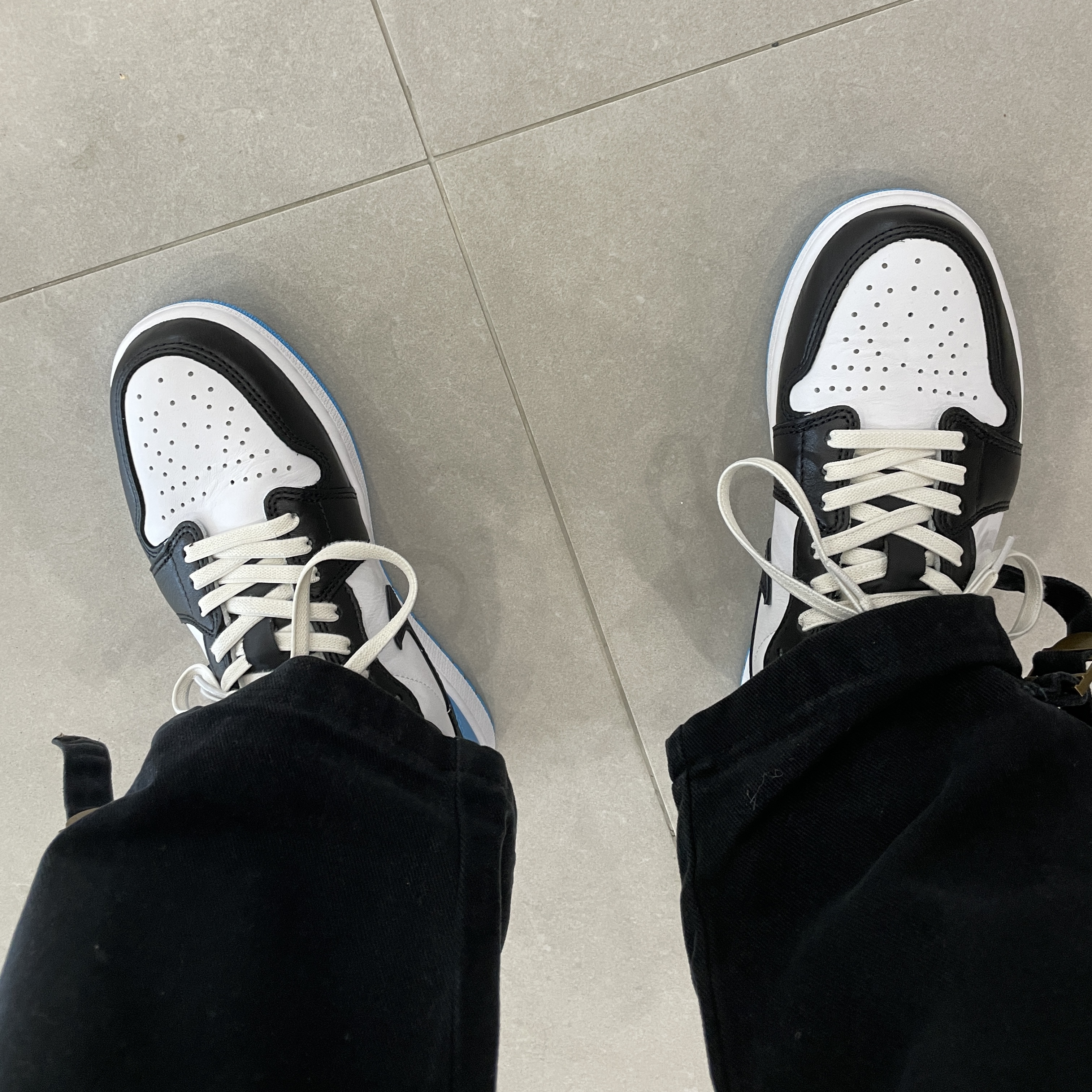 Jordan 1 Retro Low OG Black and Dark Powder Blue 착용 스타일 - 1