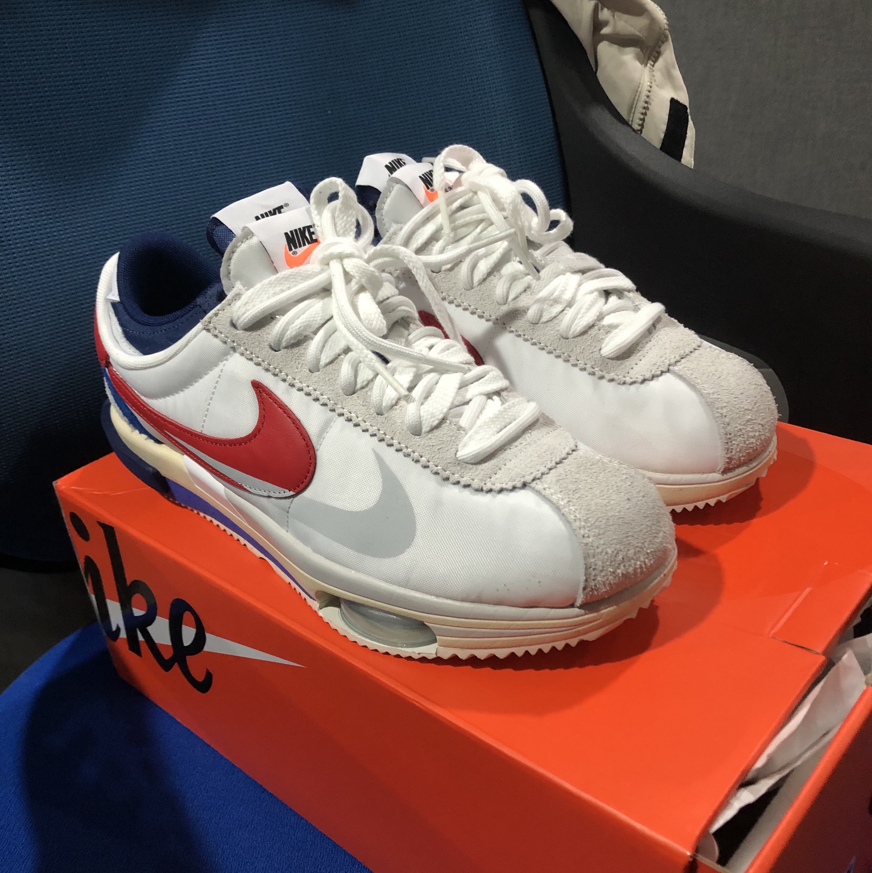 Nike x Sacai Zoom Cortez SP White and University Red 착용 스타일 - 2