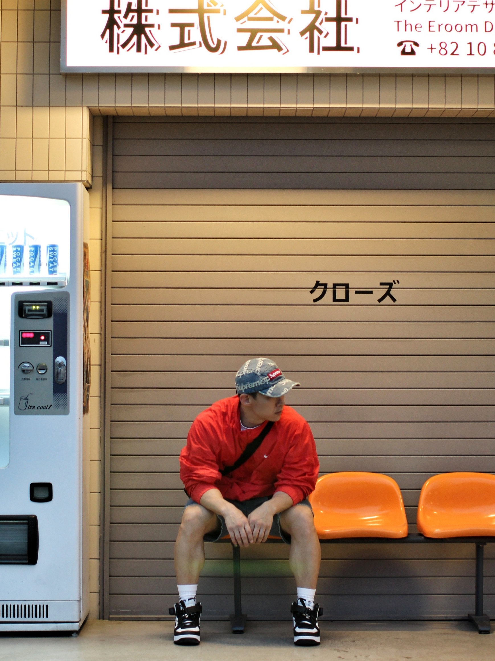 Supreme Frayed Logos Denim Camp Cap Blue - 21SS, Nike x Stussy Windrunner Jacket Habanero Red 착용 스타일 - 3