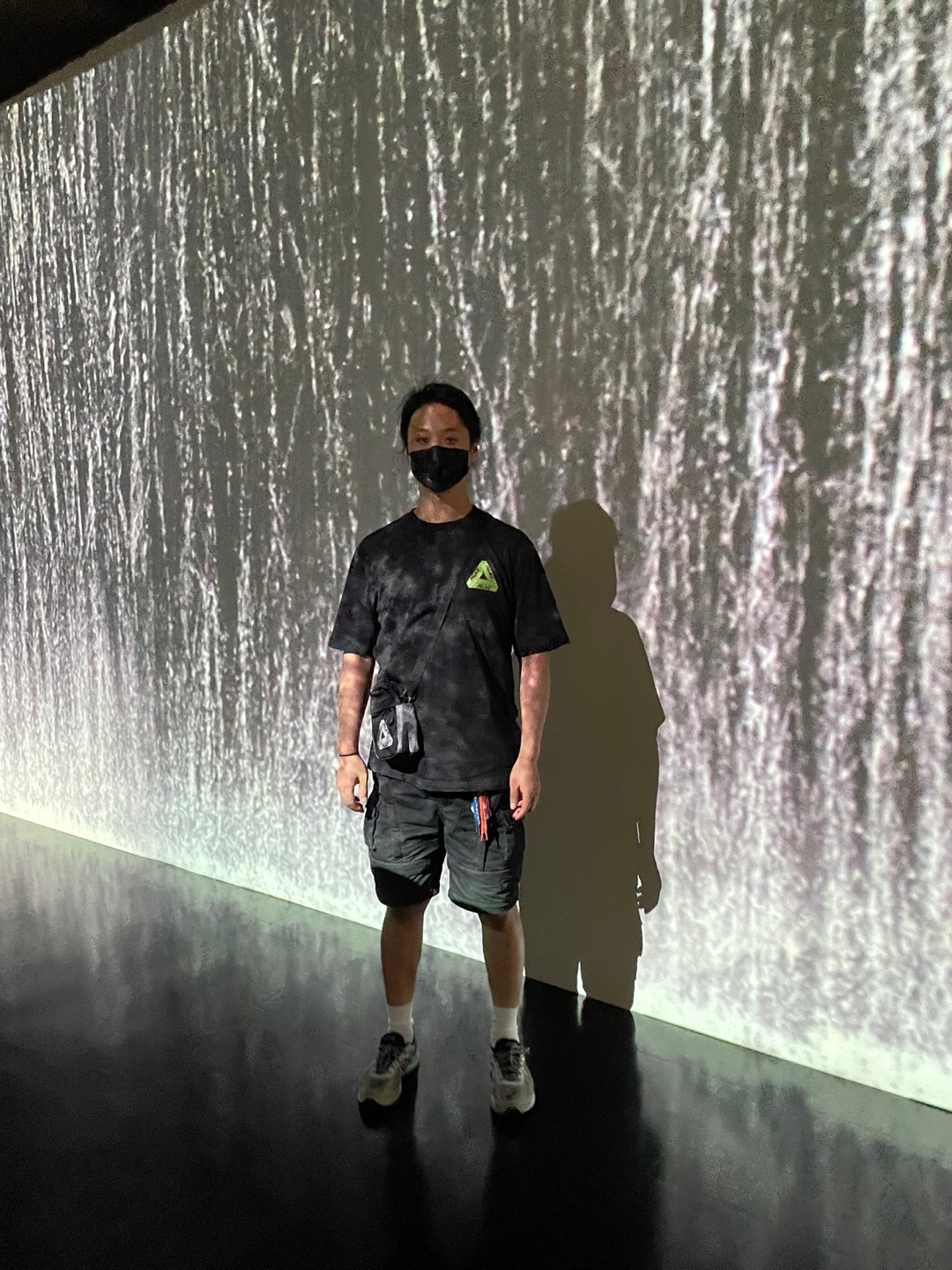 Asics Jog 100 S Sheet Rock - 2E Wide, Palace Tri-To-Help T-Shirt Bright Green - 20FW 착용 스타일 - 1