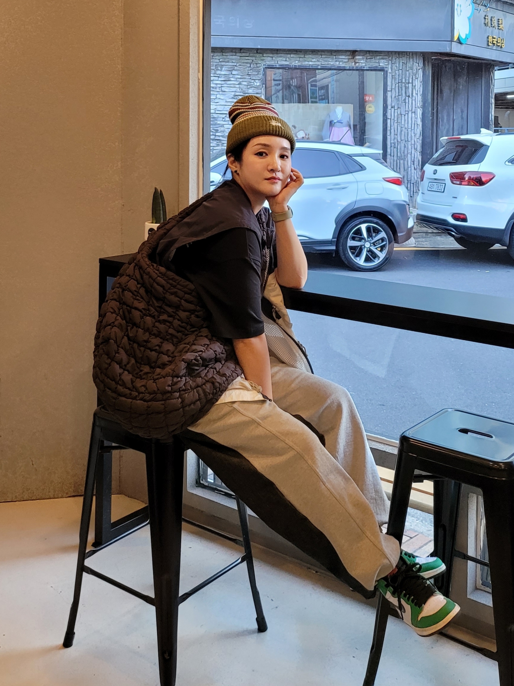 (W) Jordan 1 Retro High OG Lucky Green, COS Quilted Oversized Shoulder Bag Brown 착용 스타일 - 4