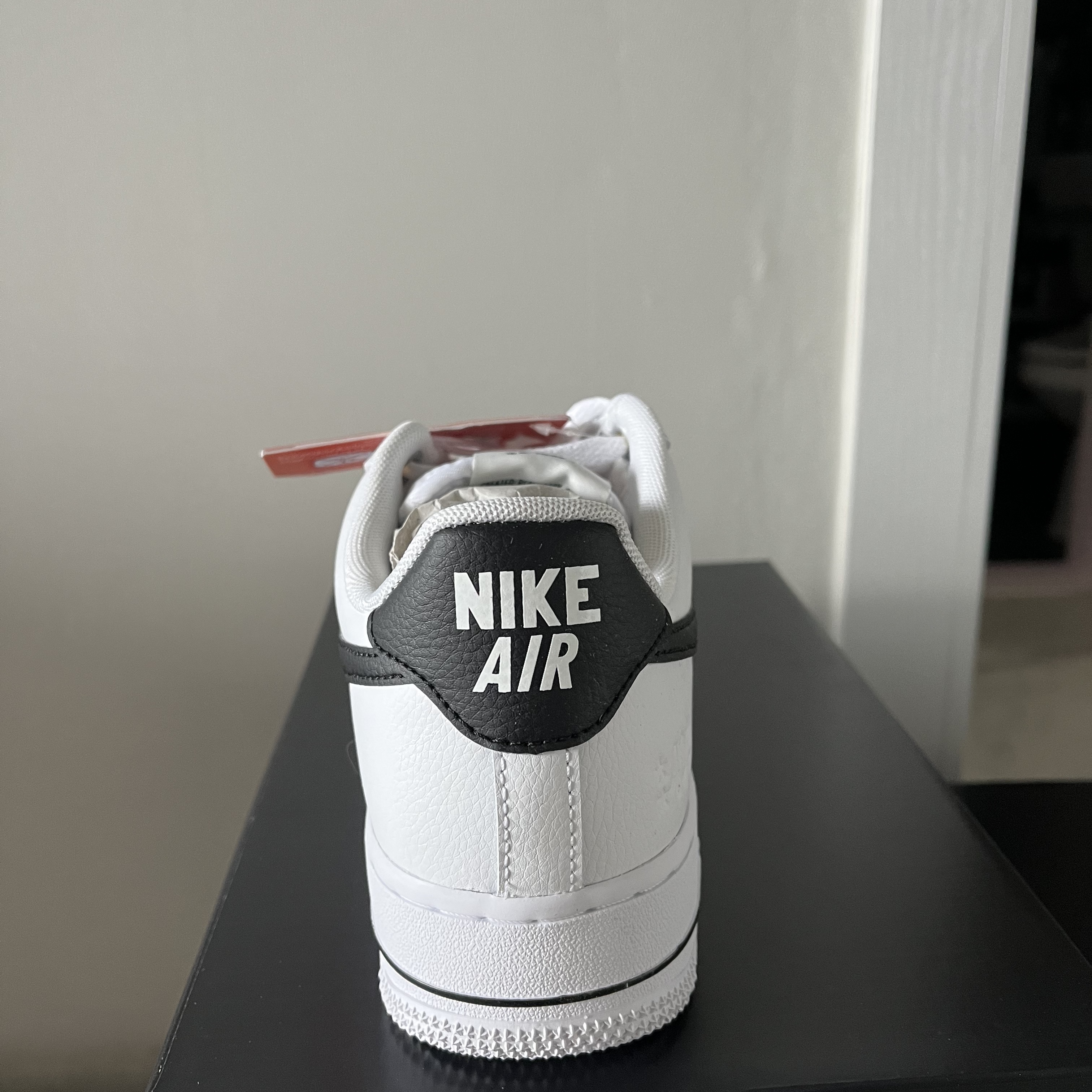 Nike Air Force 1 '07 LV8 40th Anniversary Join Forces White Black 착용 스타일 - 2