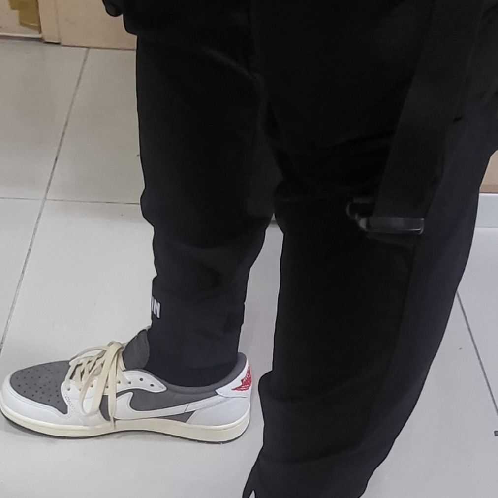 Jordan 1 x Travis Scott Retro Low OG SP Sail and Ridgerock 착용 스타일 - 5