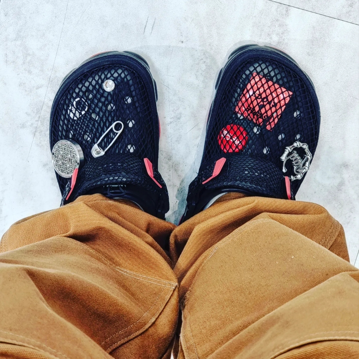 Crocs x Staple Classic All Terrain Clog Black 착용 스타일
