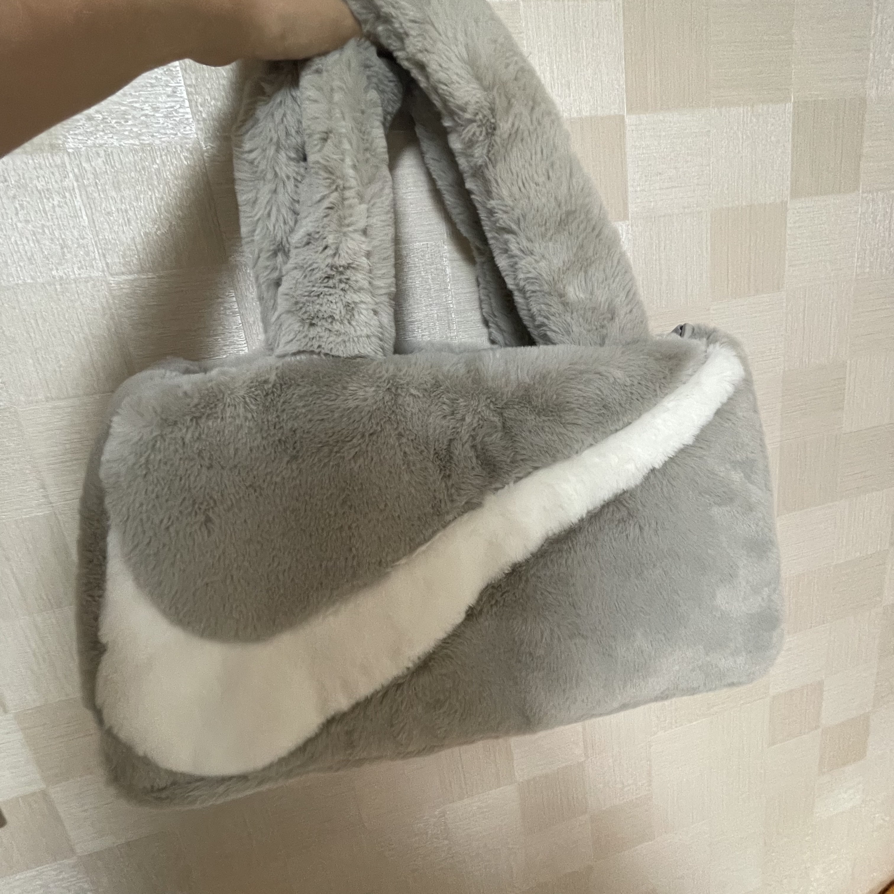 Nike NSW Faux Fur Tote Bag Light Iron Ore 착용 스타일