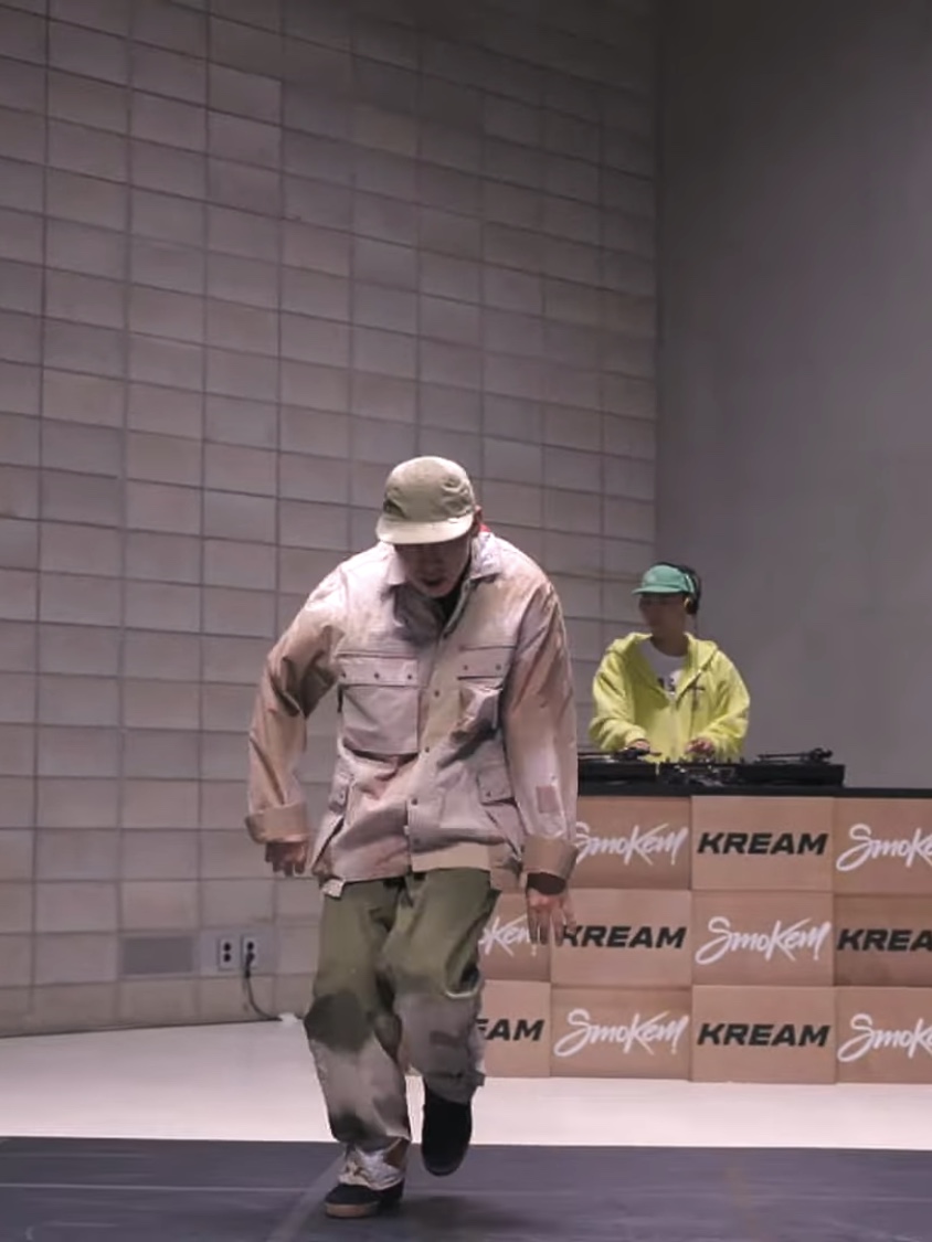 Supreme Frayed Logos Denim Camp Cap Black - 21SS, Adidas Yeezy Foam RNNR MX Sand Grey 착용 스타일 - 2