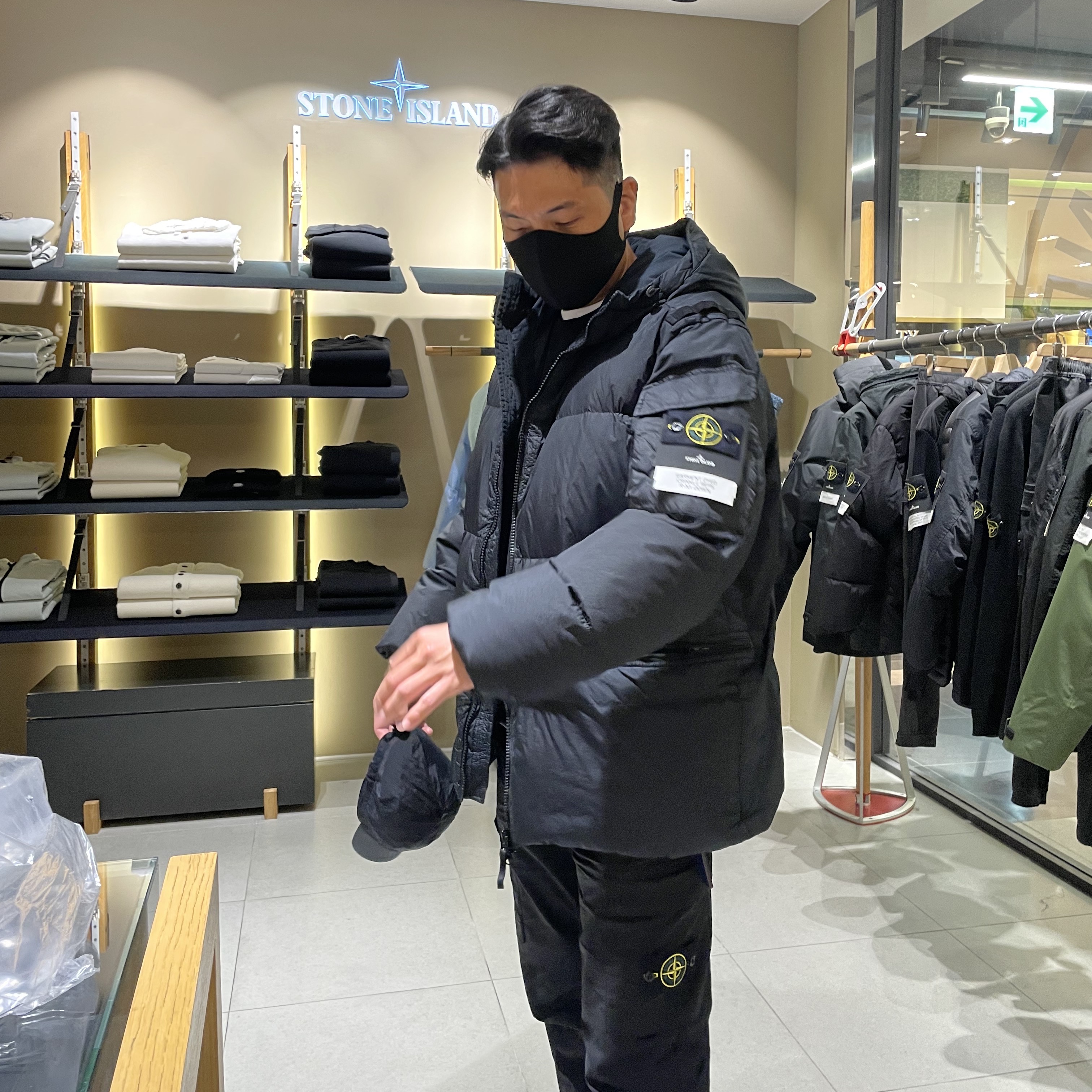 Stone Island 31303 Stretch Cotton Tela Paracadute Cargo Pants Black - 22SS, Nike x Sacai VaporWaffle Black White 착용 스타일 - 3