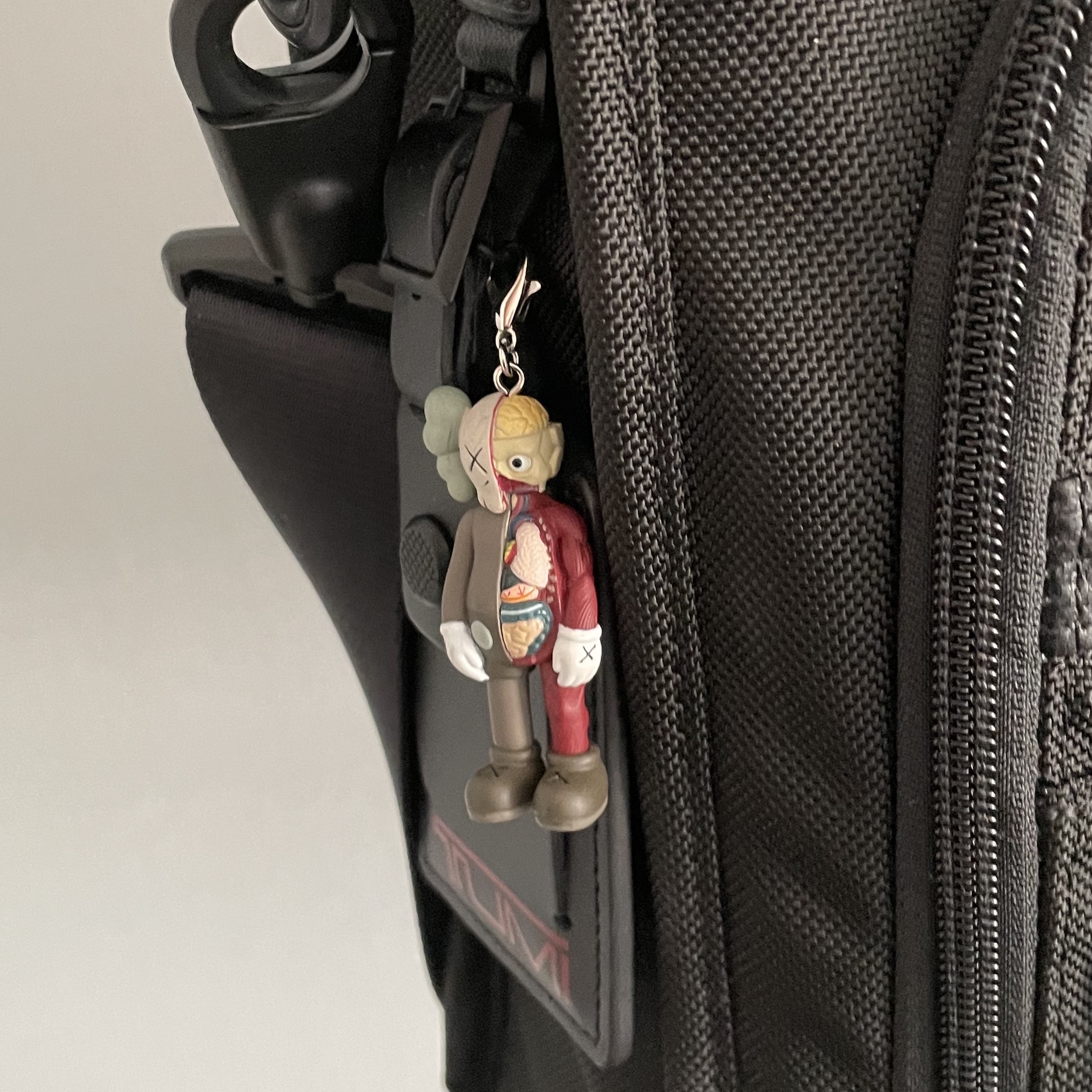 Kaws Tokyo First Companion Flayed Keychain Brown 착용 스타일 - 1